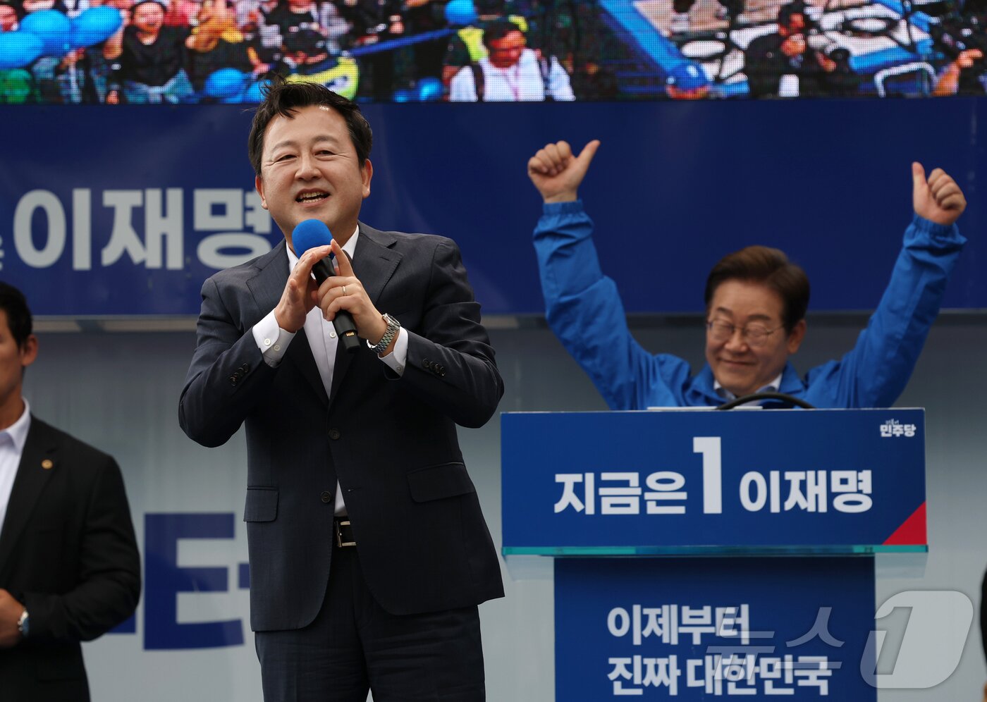 본문 이미지 - 국민의힘 탈당 후 개혁신당 정책위의장을 맡았던 김용남 전 의원이 지난해 5월 17일 광주 서구 김대중컨벤션센터 광장에서 열린 이재명 더불어민주당 대통령 후보 집중유세에서 이 후보 지지 발언을 하고 있다. (공동취재)2025.5.17 ⓒ 뉴스1 이재명 기자