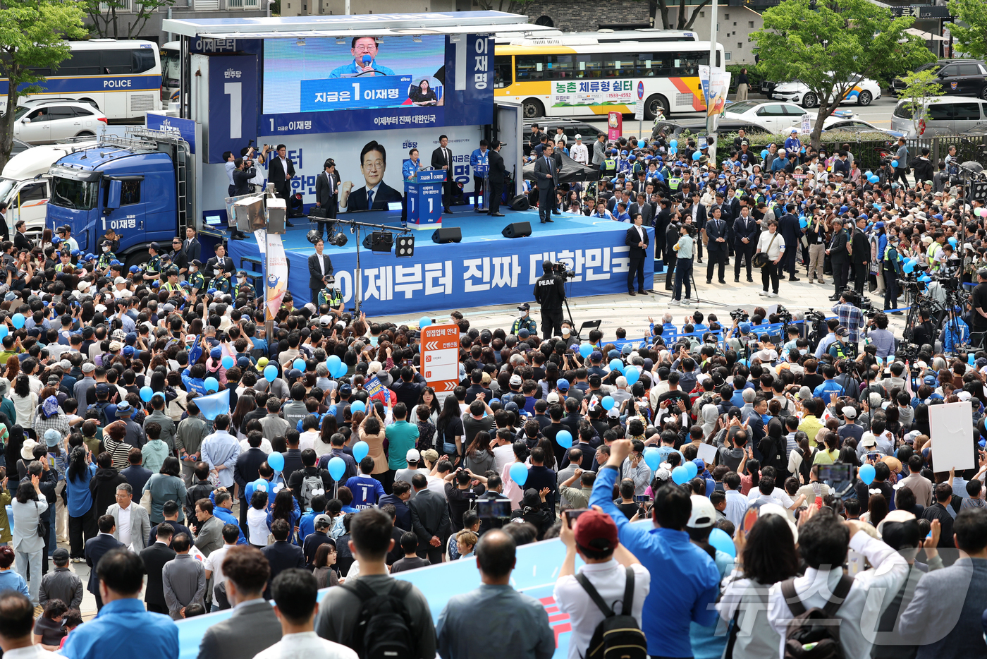 (광주=뉴스1) 이재명 기자 = 이재명 더불어민주당 대통령 후보가 17일 광주 서구 김대중컨벤션센터 광장에서 열린 집중유세에서 지지를 호소하고 있다. (공동취재)2025.5.17/ …