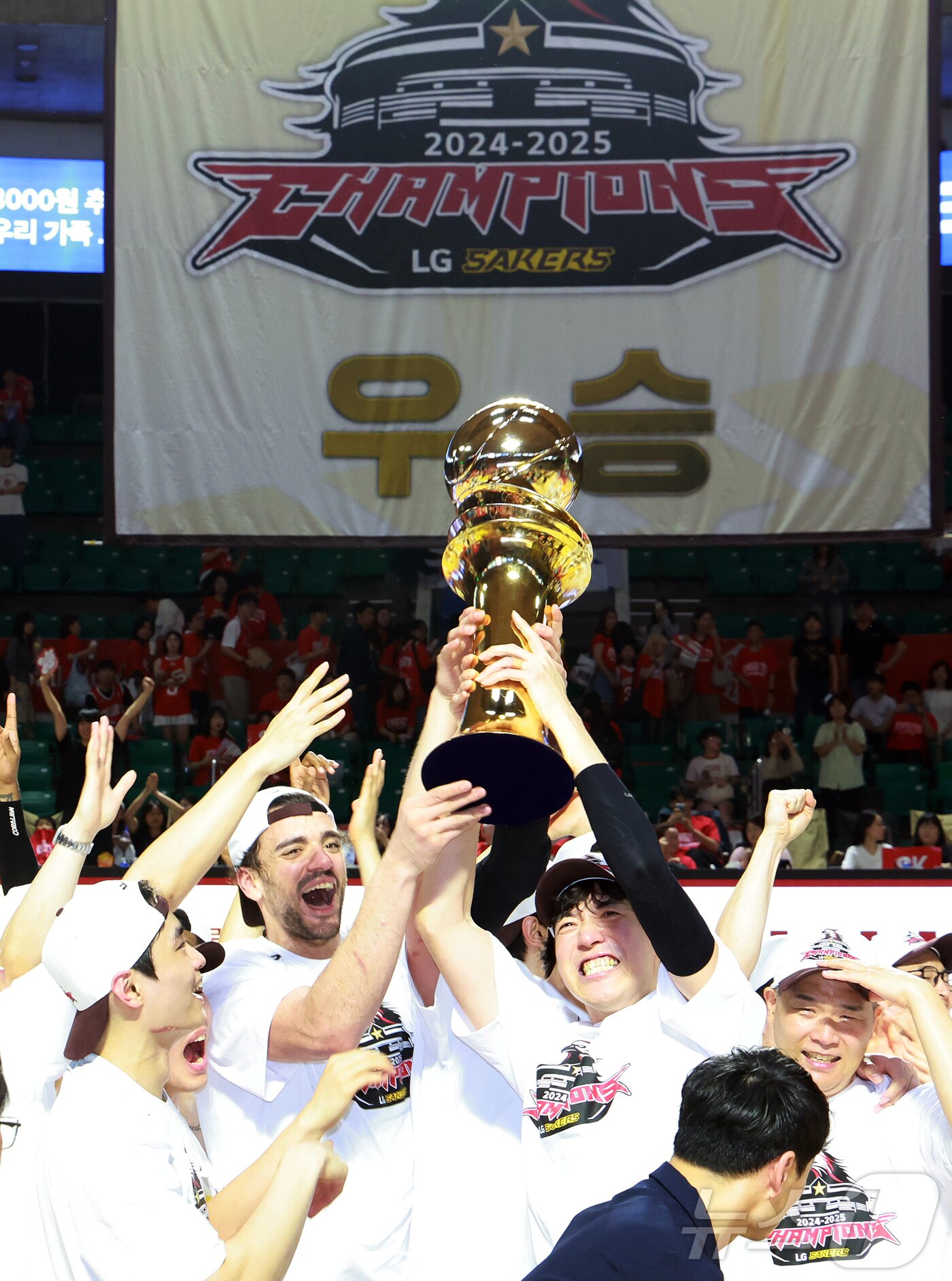 본문 이미지 - 17일 오후 서울 송파구 잠실학생체육관에서 열린 '2024-25 KCC 프로농구 챔피언결정전 7차전' 서울 SK 나이츠와 창원 LG 세이커스의 경기, 62대58로 승리하며 창단 28년 만에 첫 우승을 달성한 창원 LG 선수들이 시상식에서 우승 트로피를 들고 환호하고 있다. 2025.5.17/뉴스1 ⓒ News1 김진환 기자