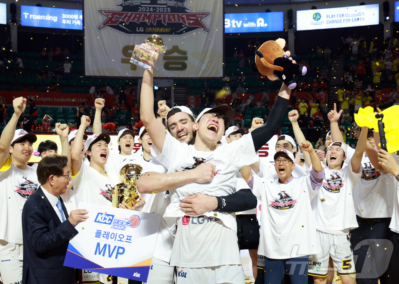 (서울=뉴스1) 김진환 기자 = 17일 오후 서울 송파구 잠실학생체육관에서 열린 '2024-25 KCC 프로농구 챔피언결정전 7차전' 서울 SK 나이츠와 창원 LG 세이커스의 경기 …