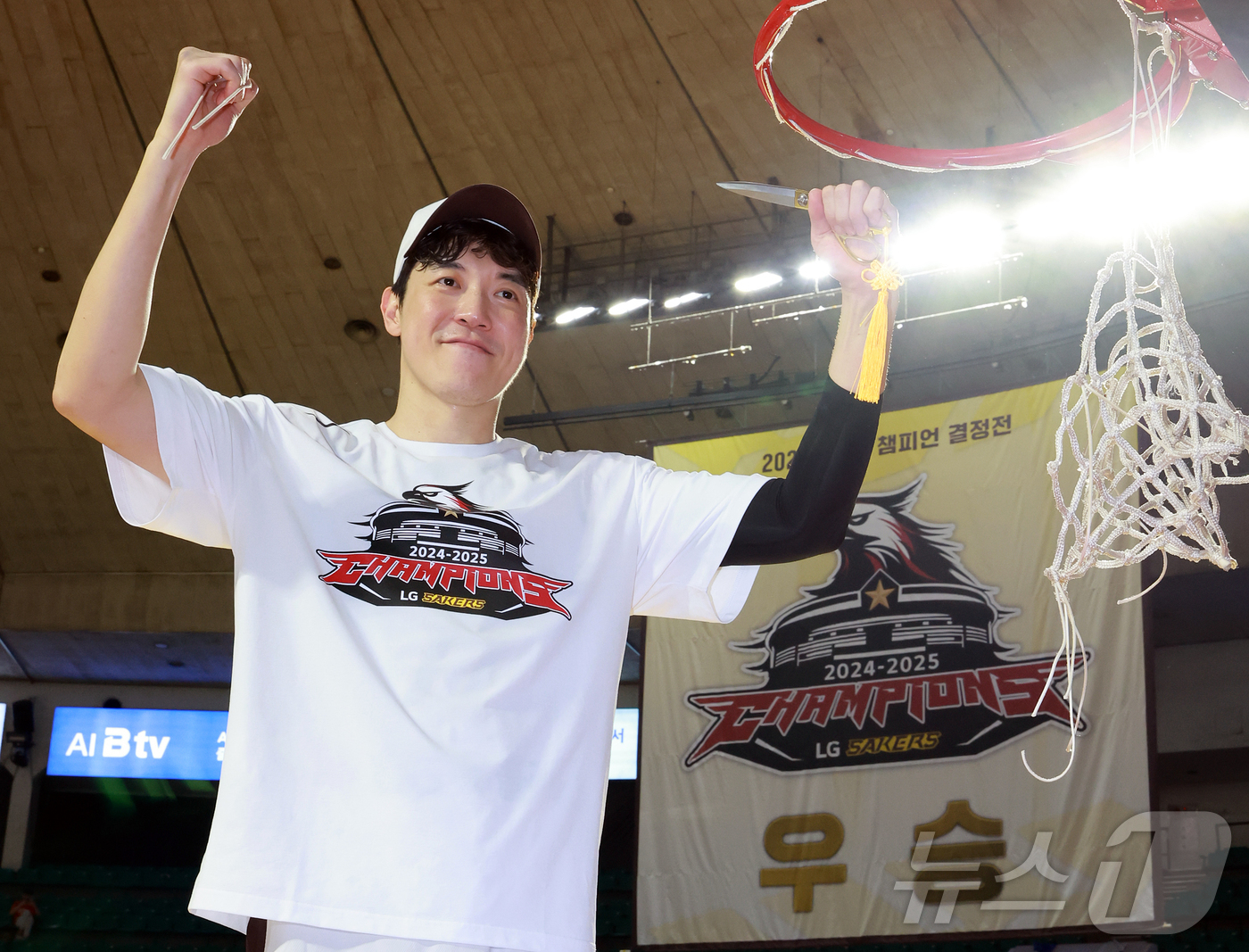 (서울=뉴스1) 김진환 기자 = 17일 오후 서울 송파구 잠실학생체육관에서 열린 '2024-25 KCC 프로농구 챔피언결정전 7차전' 서울 SK 나이츠와 창원 LG 세이커스의 경기 …