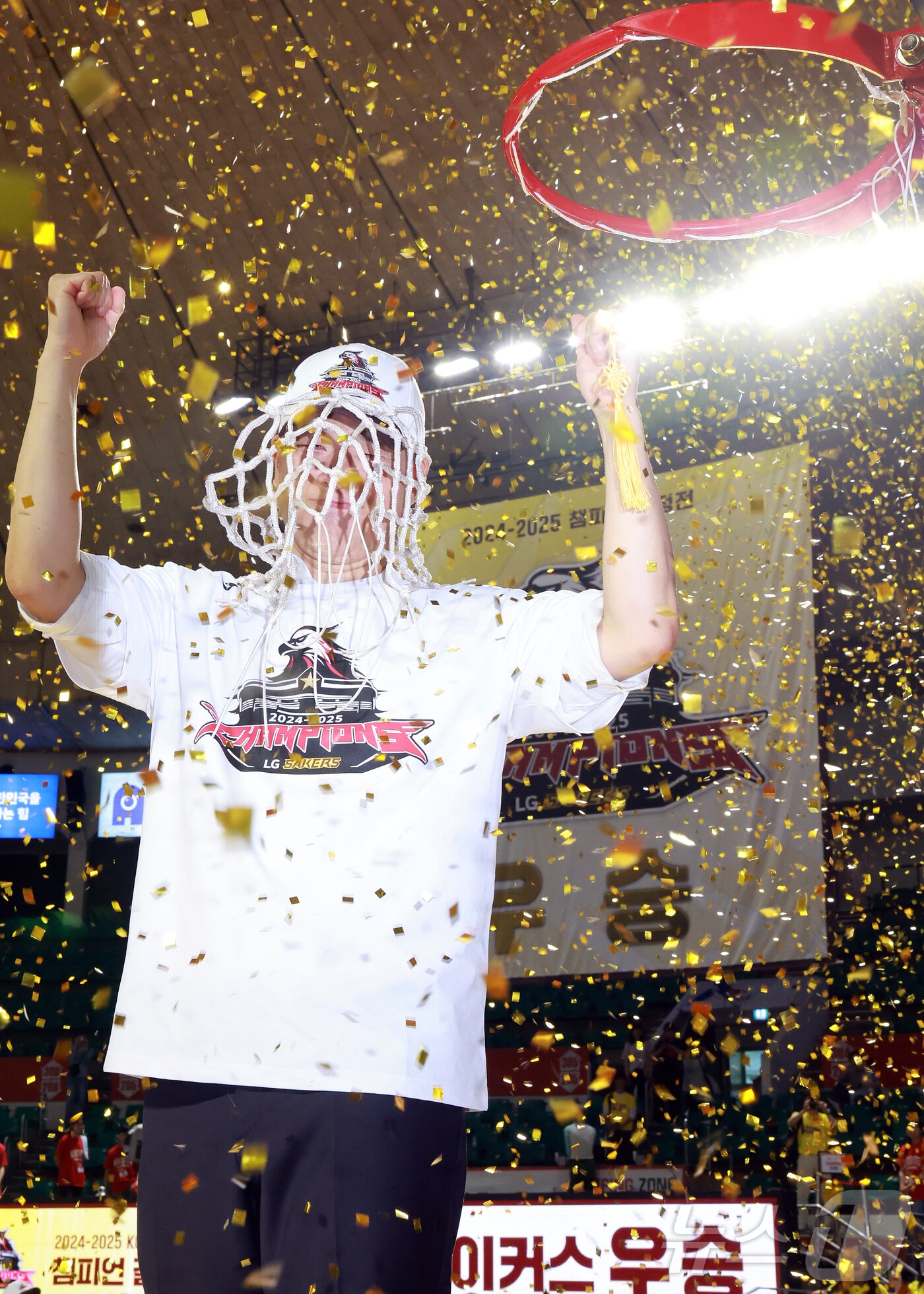 본문 이미지 - 17일 오후 서울 송파구 잠실학생체육관에서 열린 '2024-25 KCC 프로농구 챔피언결정전 7차전' 서울 SK 나이츠와 창원 LG 세이커스의 경기, 62대58로 승리하며 창단 28년 만에 첫 우승을 달성한 창원 LG 조상현 감독이 그물 커팅식에서 세리머니를 펼치고 있다. 2025.5.17/뉴스1 ⓒ News1 김진환 기자