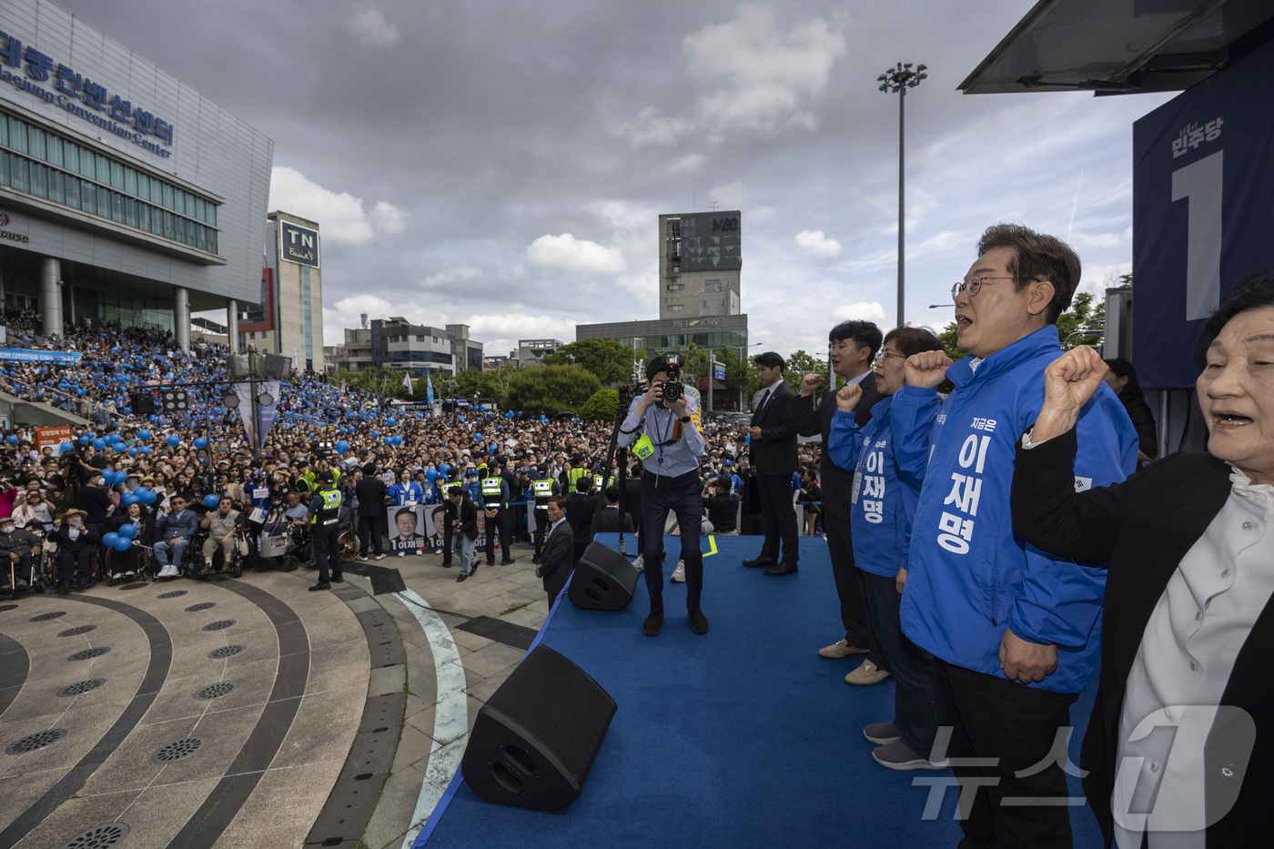 (광주=뉴스1) 이재명 기자 = 이재명 더불어민주당 대통령 후보가 17일 광주광역시 서구 김대중컨벤션센터 광장에서 열린 집중 유세에서 광주 시민 대표들과 임을 위한 행진곡을 제창하 …