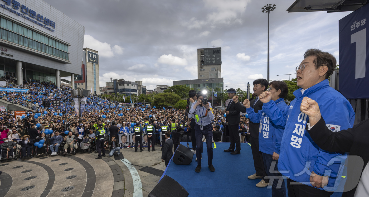 (광주=뉴스1) 이재명 기자 = 이재명 더불어민주당 대통령 후보가 17일 광주광역시 서구 김대중컨벤션센터 광장에서 열린 집중 유세에서 광주 시민 대표들과 임을 위한 행진곡을 제창하 …