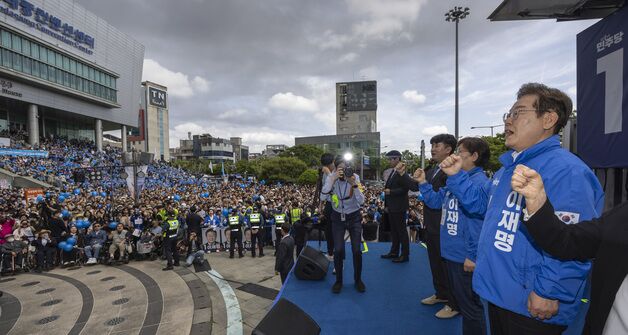 광주 시민들과 임을 위한 행진곡 부르는 이재명 후보