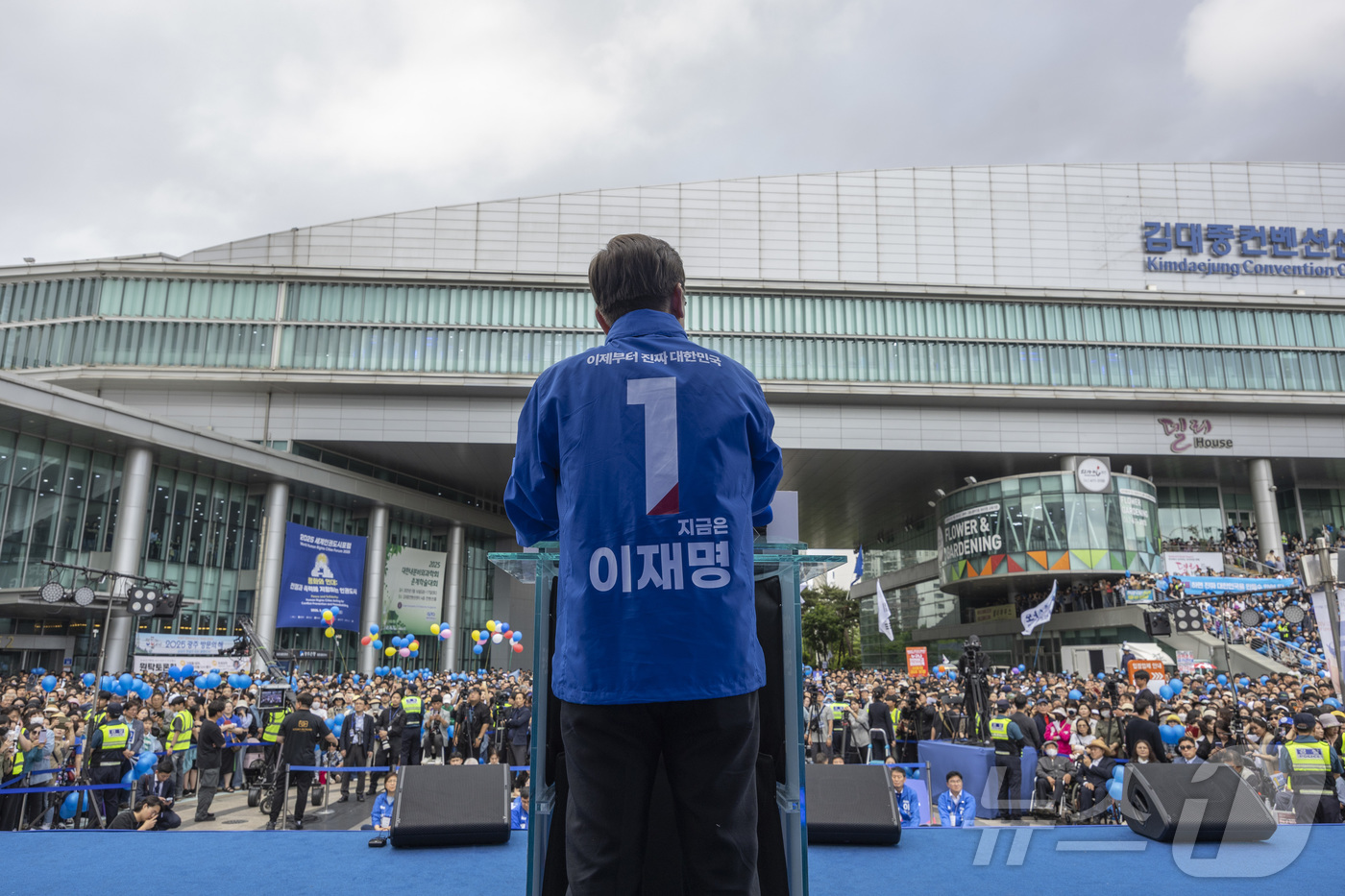 (광주=뉴스1) 이재명 기자 = 이재명 더불어민주당 대통령 후보가 17일 광주광역시 서구 김대중컨벤션센터 광장에서 열린 집중 유세에서 연설하고 있다. (공동취재)2025.5.17/ …