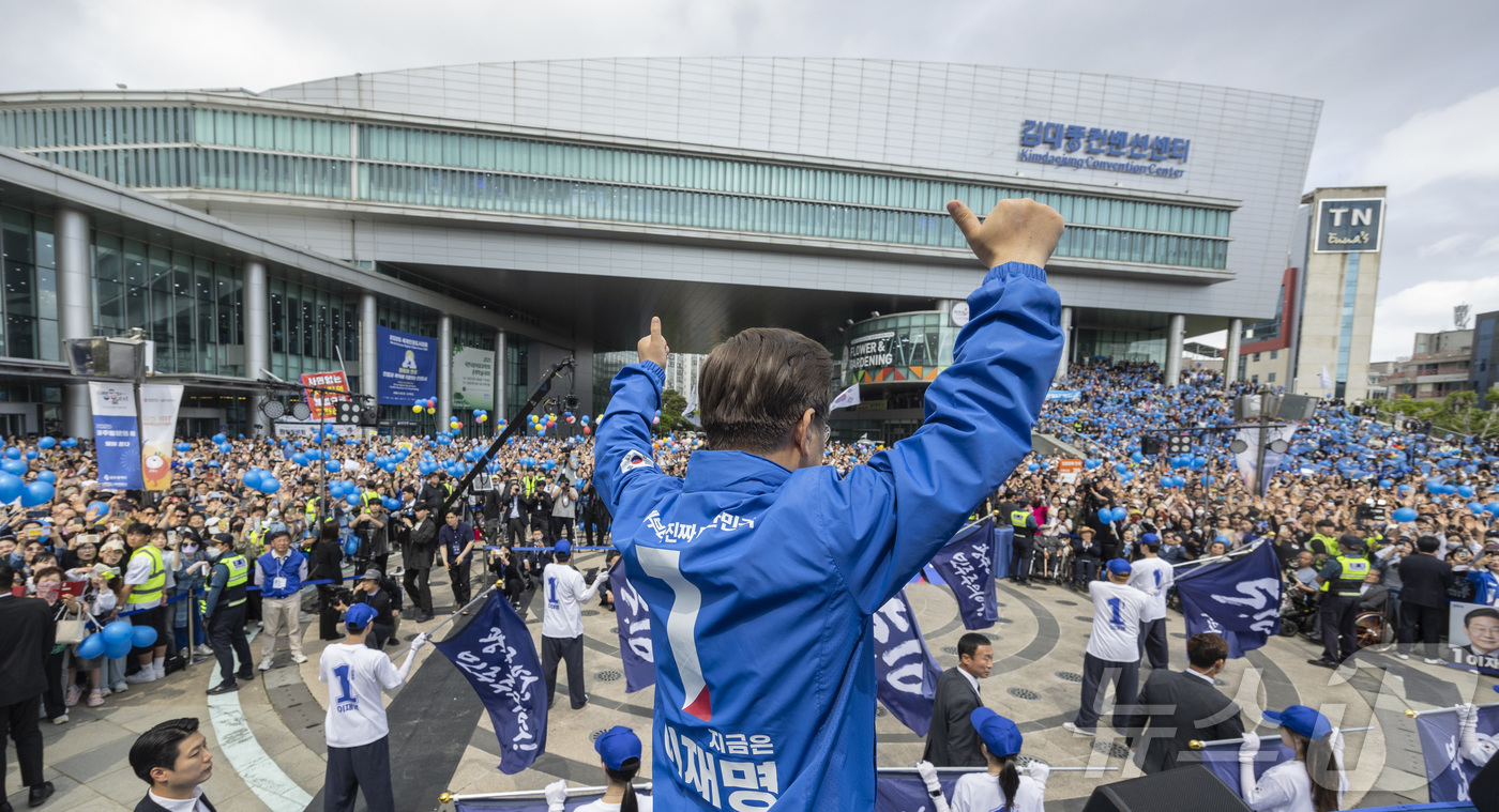 (광주=뉴스1) 이재명 기자 = 이재명 더불어민주당 대통령 후보가 17일 광주광역시 서구 김대중컨벤션센터 광장에서 열린 집중 유세에서 무대에 오른 뒤 시민들에게 인사하고 있다. ( …
