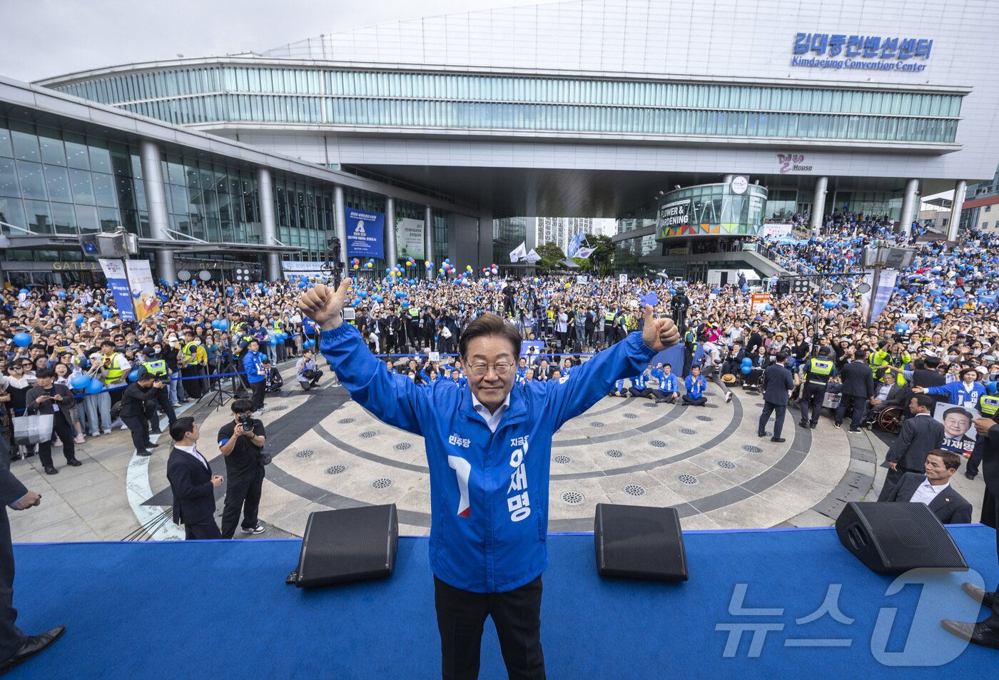 본문 이미지 - 이재명 더불어민주당 대통령 후보가 17일 광주광역시 서구 김대중컨벤션센터 광장에서 열린 집중 유세에서 엄지를 들어 보이고 있다. (공동취재)2025.5.17/뉴스1 ⓒ News1 이재명 기자