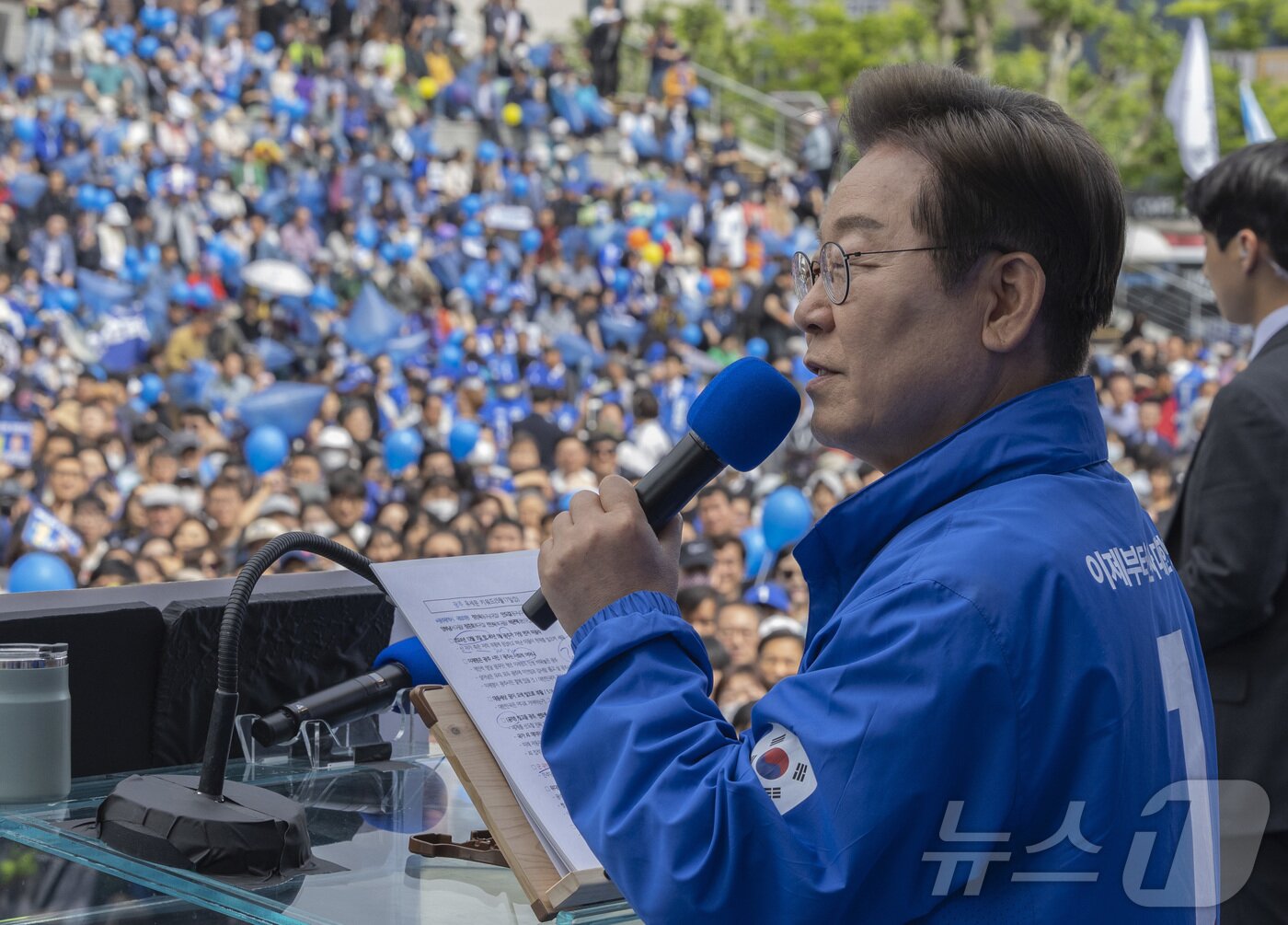 본문 이미지 - 이재명 더불어민주당 대통령 후보가 17일 광주광역시 서구 김대중컨벤션센터 광장에서 열린 집중 유세에서 지지를 호소하는 연설을 하고 있다. &#40;공동취재&#41;2025.5.17/뉴스1 ⓒ News1 이재명 기자