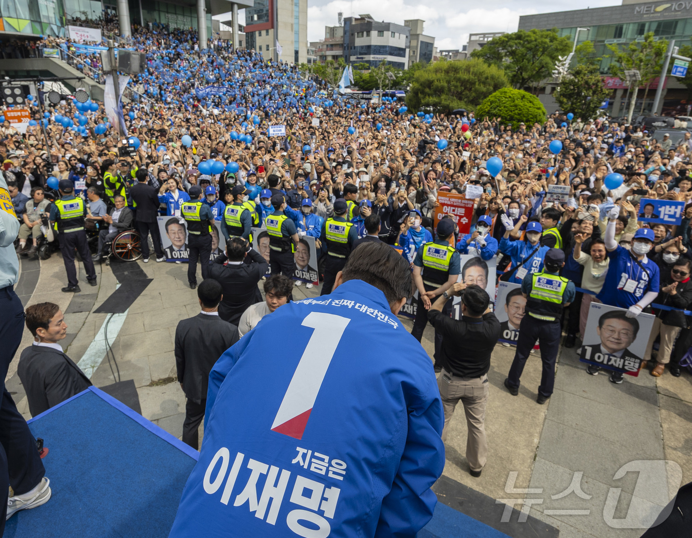 (광주=뉴스1) 이재명 기자 = 이재명 더불어민주당 대통령 후보가 17일 광주광역시 서구 김대중컨벤션센터 광장에서 열린 집중 유세에서 무대에 오른 뒤 시민들에게 인사하고 있다. ( …