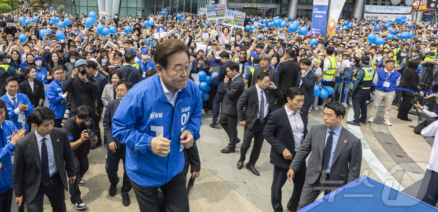 (광주=뉴스1) 이재명 기자 = 이재명 더불어민주당 대통령 후보가 17일 광주광역시 서구 김대중컨벤션센터 광장에서 열린 집중 유세에서 연단에 오르고 있다. (공동취재)2025.5. …