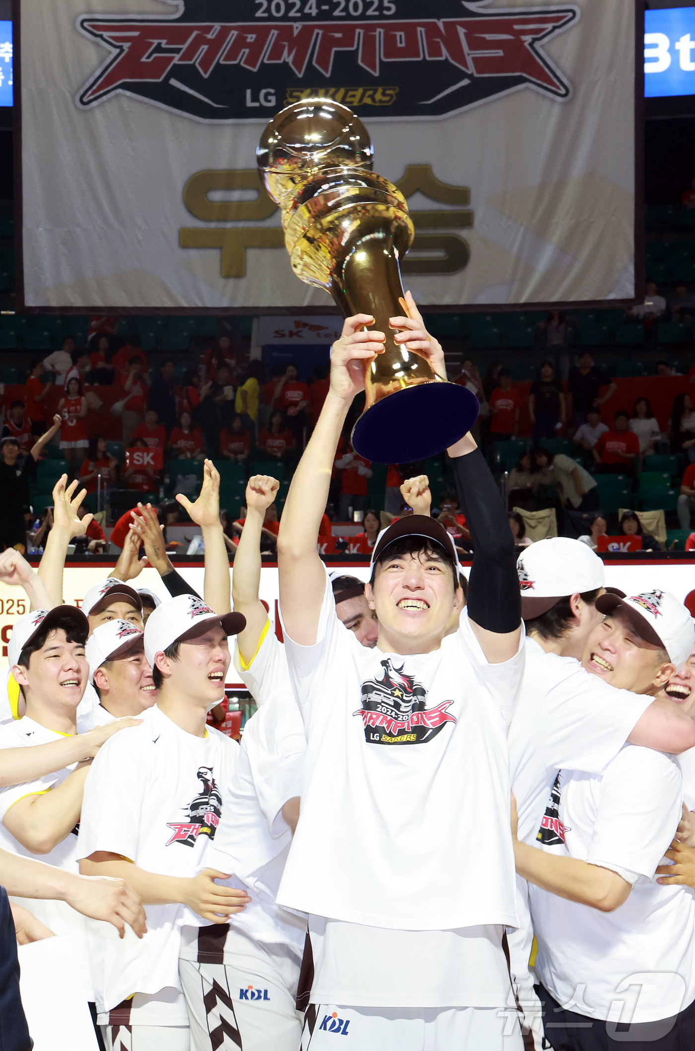 (서울=뉴스1) 김진환 기자 = 17일 오후 서울 송파구 잠실학생체육관에서 열린 '2024-25 KCC 프로농구 챔피언결정전 7차전' 서울 SK 나이츠와 창원 LG 세이커스의 경기 …