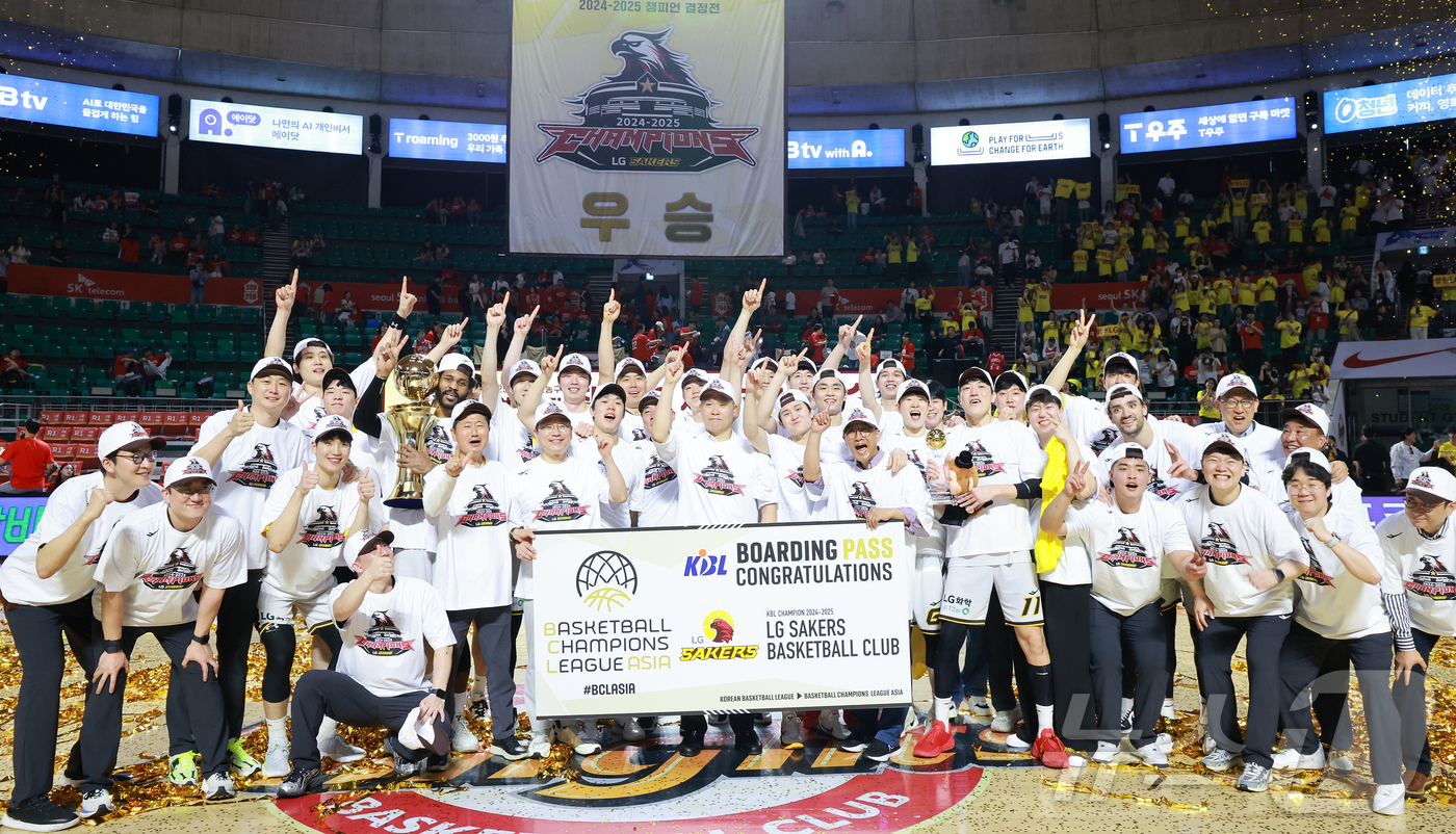 (서울=뉴스1) 김진환 기자 = 17일 오후 서울 송파구 잠실학생체육관에서 열린 '2024-25 KCC 프로농구 챔피언결정전 7차전' 서울 SK 나이츠와 창원 LG 세이커스의 경기 …