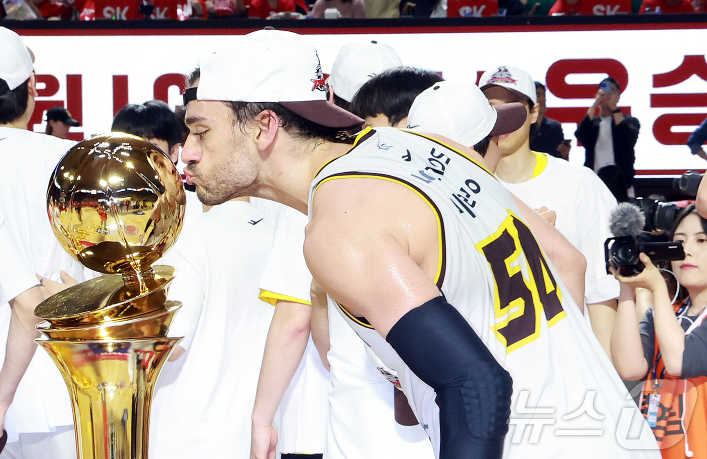 (서울=뉴스1) 김진환 기자 = 17일 오후 서울 송파구 잠실학생체육관에서 열린 '2024-25 KCC 프로농구 챔피언결정전 7차전' 서울 SK 나이츠와 창원 LG 세이커스의 경기 …