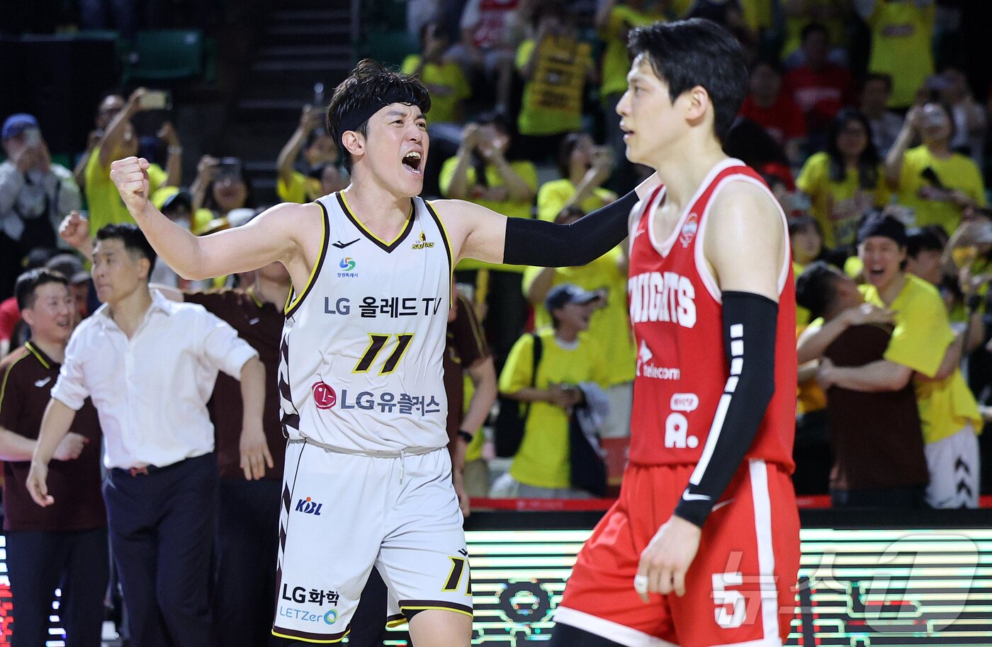 본문 이미지 - 17일 오후 서울 송파구 잠실학생체육관에서 열린 '2024-25 KCC 프로농구 챔피언결정전 7차전' 서울 SK 나이츠와 창원 LG 세이커스의 경기, 창원 LG 허일영이 종료 휘슬이 울리자 환호하고 있다. 창원 LG는 62대58로 승리하며 창단 28년 만에 첫 우승을 달성했다. 2025.5.17/뉴스1 ⓒ News1 김진환 기자
