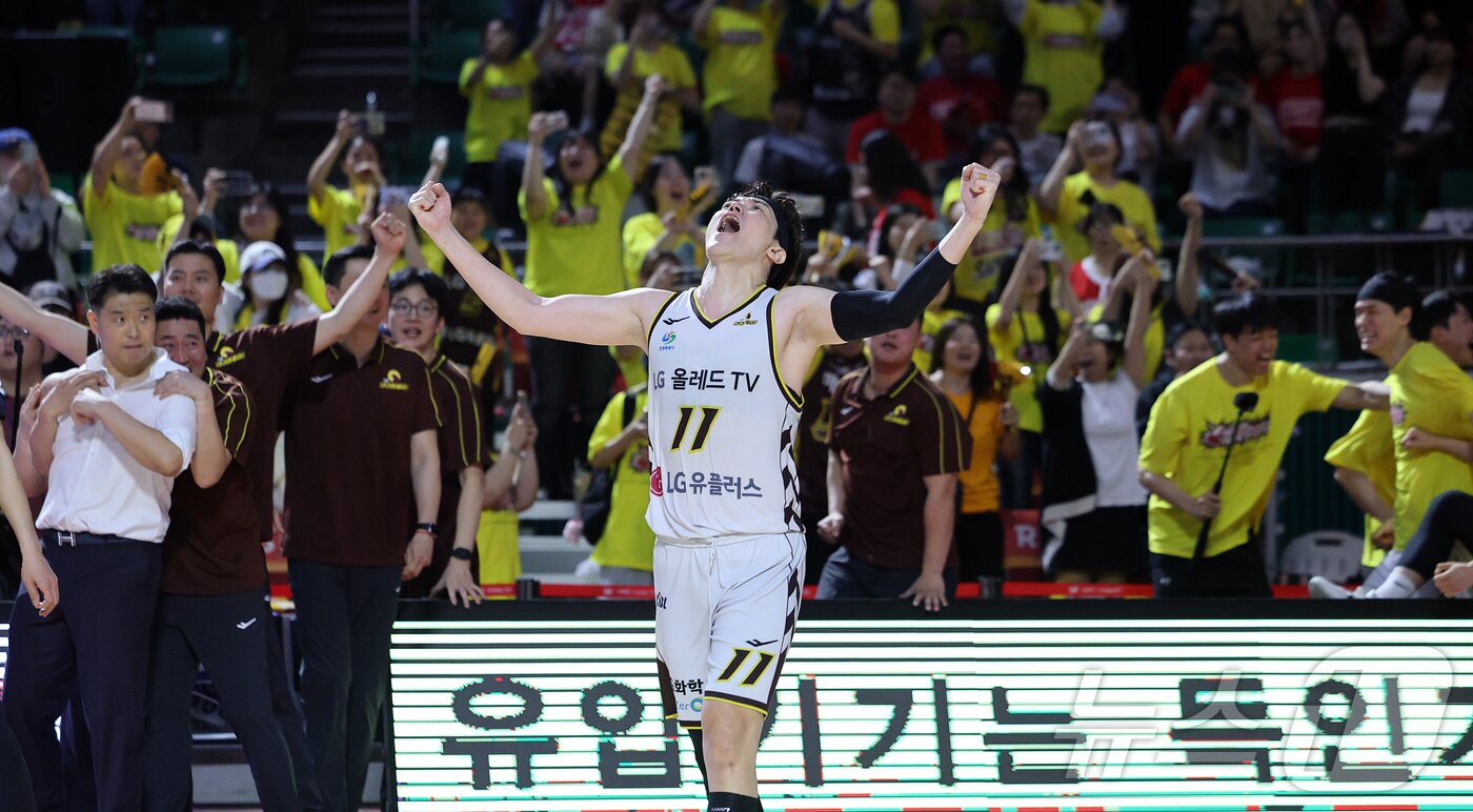 본문 이미지 - 17일 오후 서울 송파구 잠실학생체육관에서 열린 '2024-25 KCC 프로농구 챔피언결정전 7차전' 서울 SK 나이츠와 창원 LG 세이커스의 경기, 창원 LG 허일영이 종료 휘슬이 울리자 환호하고 있다. 창원 LG는 62대58로 승리하며 창단 28년 만에 첫 우승을 달성했다. 2025.5.17/뉴스1 ⓒ News1 김진환 기자