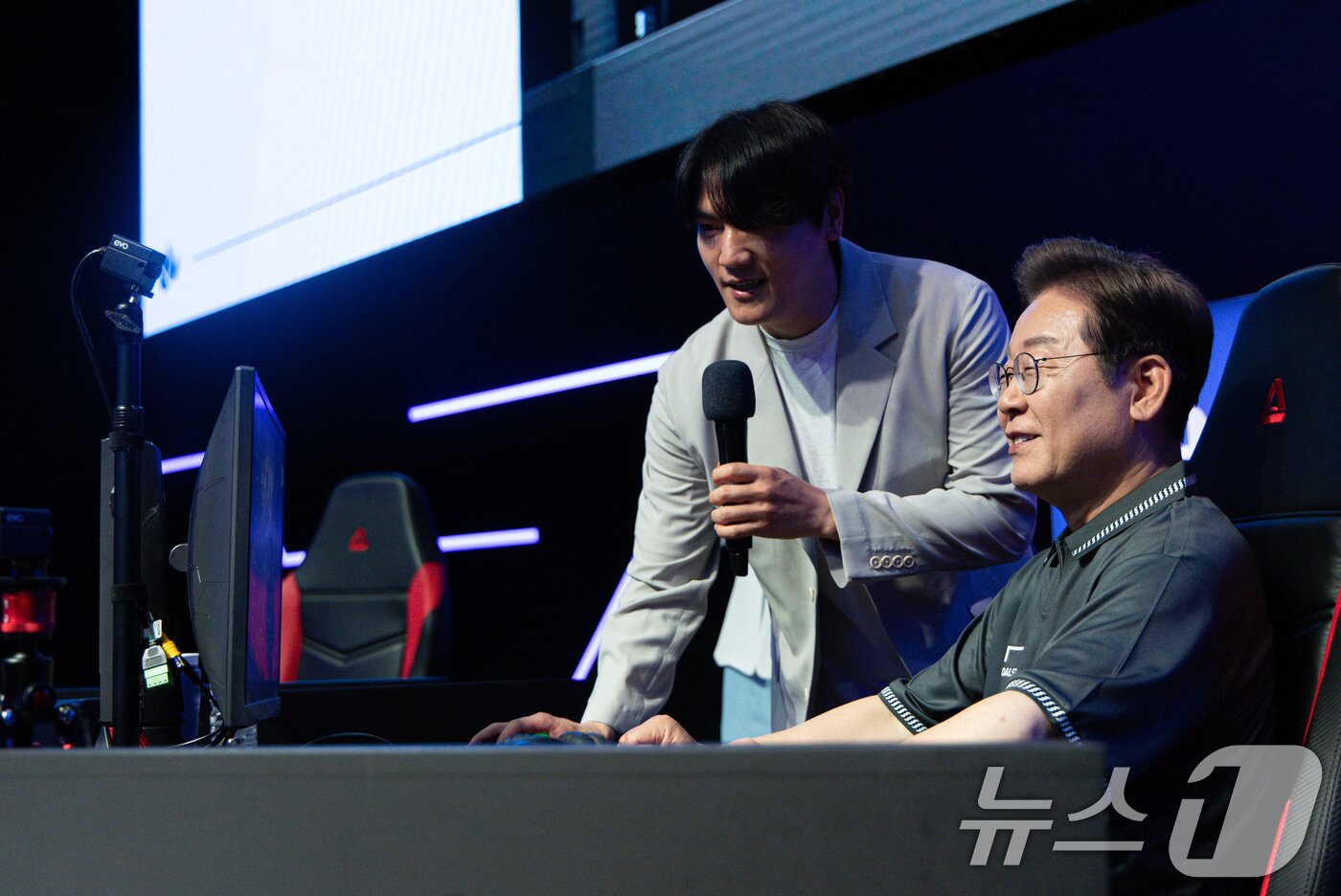 본문 이미지 - 이재명 더불어민주당 대통령 후보가  &#39;K-콘텐츠–e스포츠 LEVEL UP!&#39; e스포츠 산업 현장간담회에서 게임 &#39;리그오브레전드&#39;를 체험하고 있다. 2025.5.17/뉴스1 ⓒ News1 이재명 기자