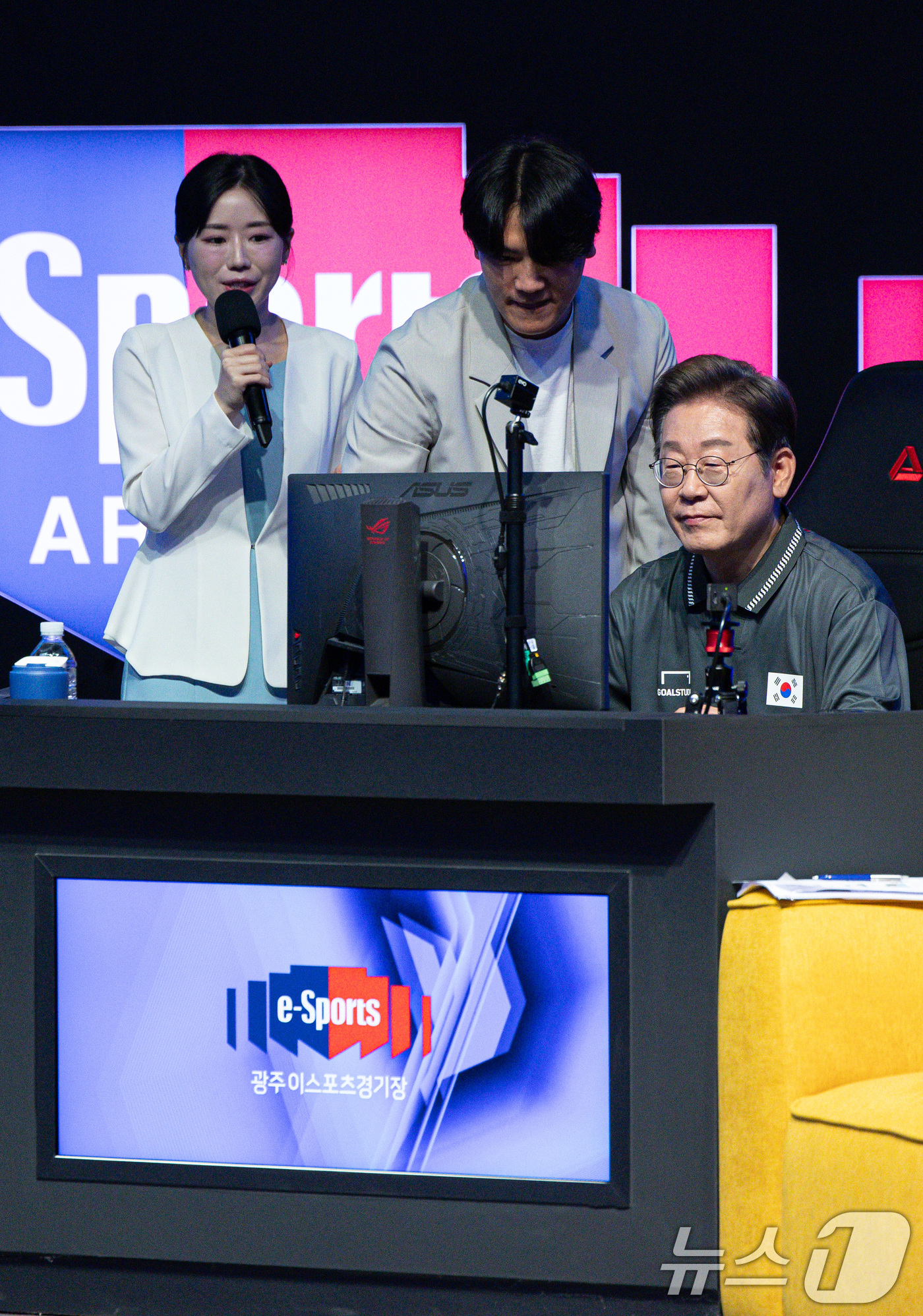 (광주=뉴스1) 이재명 기자 = 이재명 더불어민주당 대통령 후보가 17일 오후 광주 동구 조선대학교에 위치한 광주이스포츠경기장에서 열린 'K-콘텐츠–e스포츠 LEVEL UP!' e …