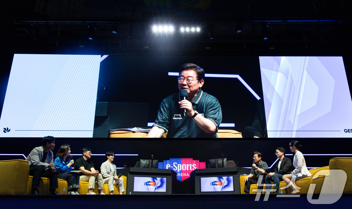 (광주=뉴스1) 이재명 기자 = 이재명 더불어민주당 대통령 후보가 17일 오후 광주 동구 조선대학교에 위치한 광주이스포츠경기장에서 열린 'K-콘텐츠–e스포츠 LEVEL UP!' e …