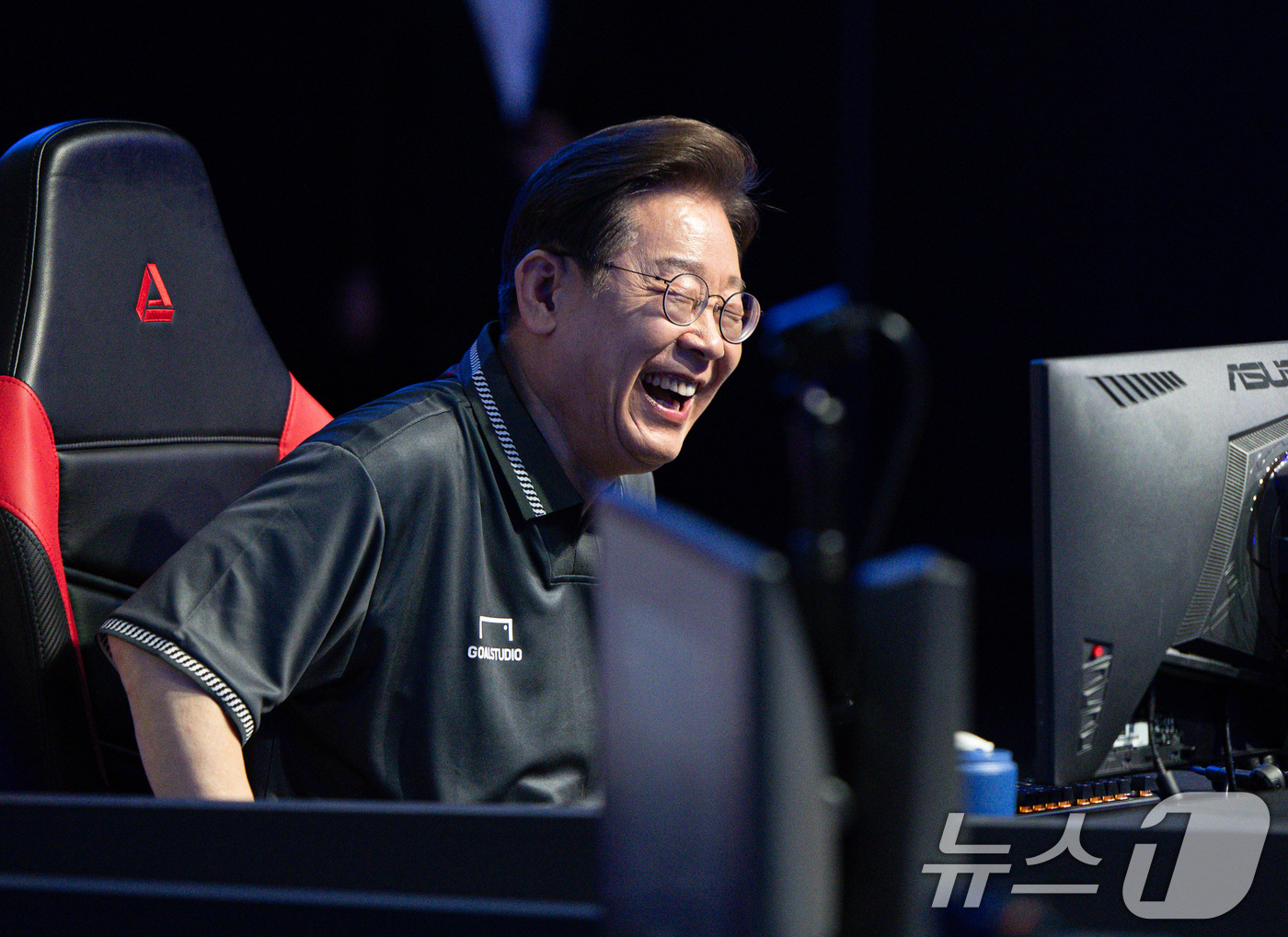 (광주=뉴스1) 이재명 기자 = 이재명 더불어민주당 대통령 후보가 17일 오후 광주 동구 조선대학교에 위치한 광주이스포츠경기장에서 열린 'K-콘텐츠–e스포츠 LEVEL UP!' e …