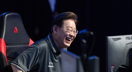 미소 짓는 이재명