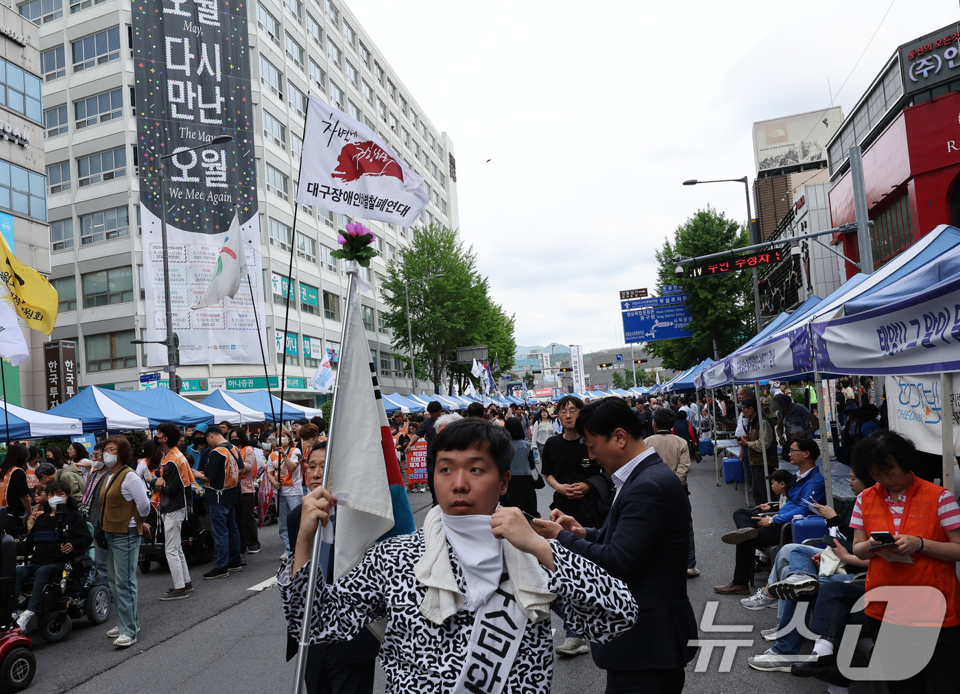 (광주=뉴스1) 박지현 기자 = 5·18민주화운동 제45주년을 하루 앞둔 17일 광주 동구 금남로 일대에서 시민군 복장을 재현한 시민이 구호를 외치고 있다.   2025.5.17/ …