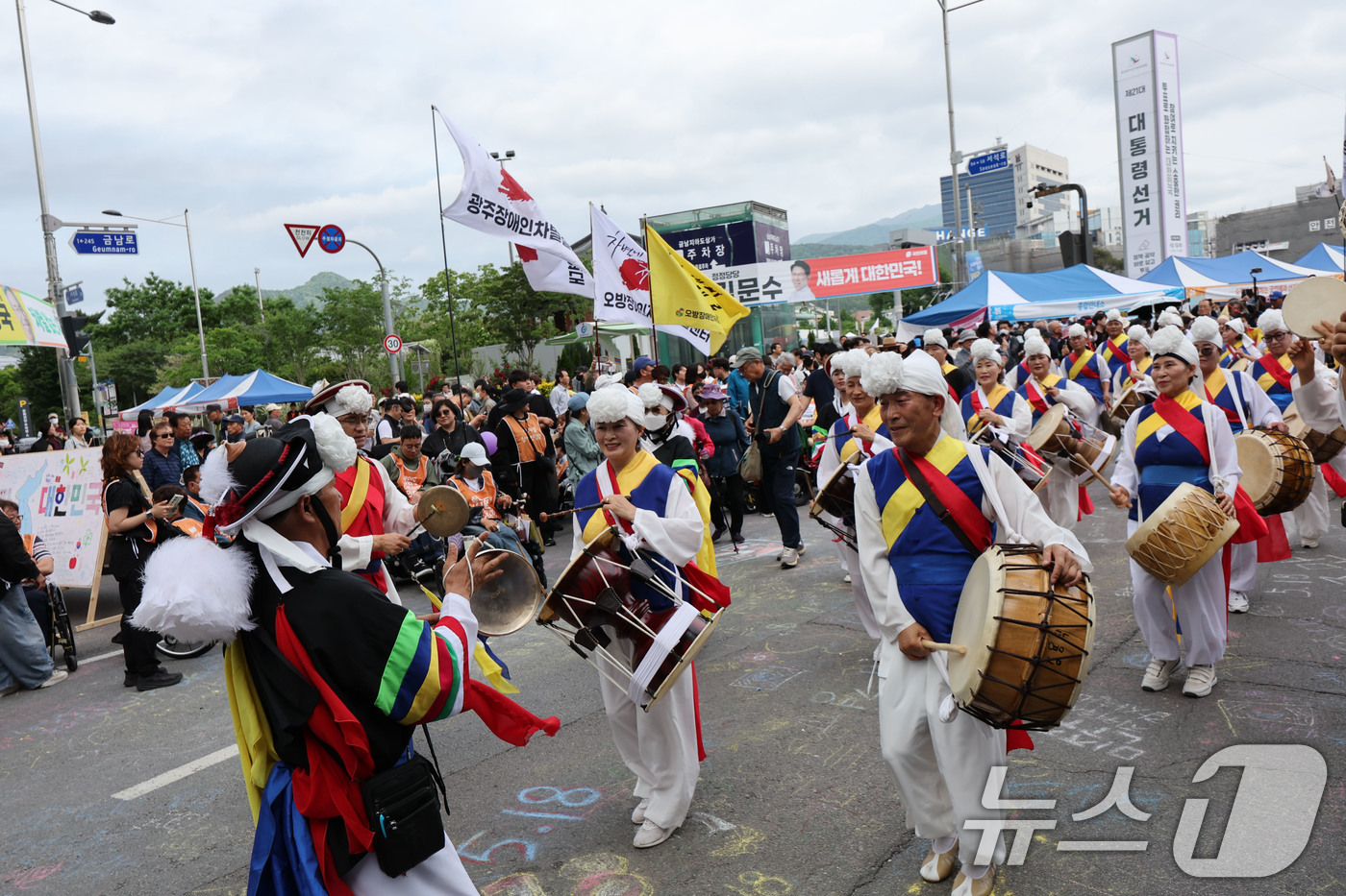 (광주=뉴스1) 박지현 기자 = 5·18민주화운동 제45주년을 하루 앞둔 17일 광주 동구 금남로 일대에서 사물놀이가 진행되고 있다.  2025.5.17/뉴스1