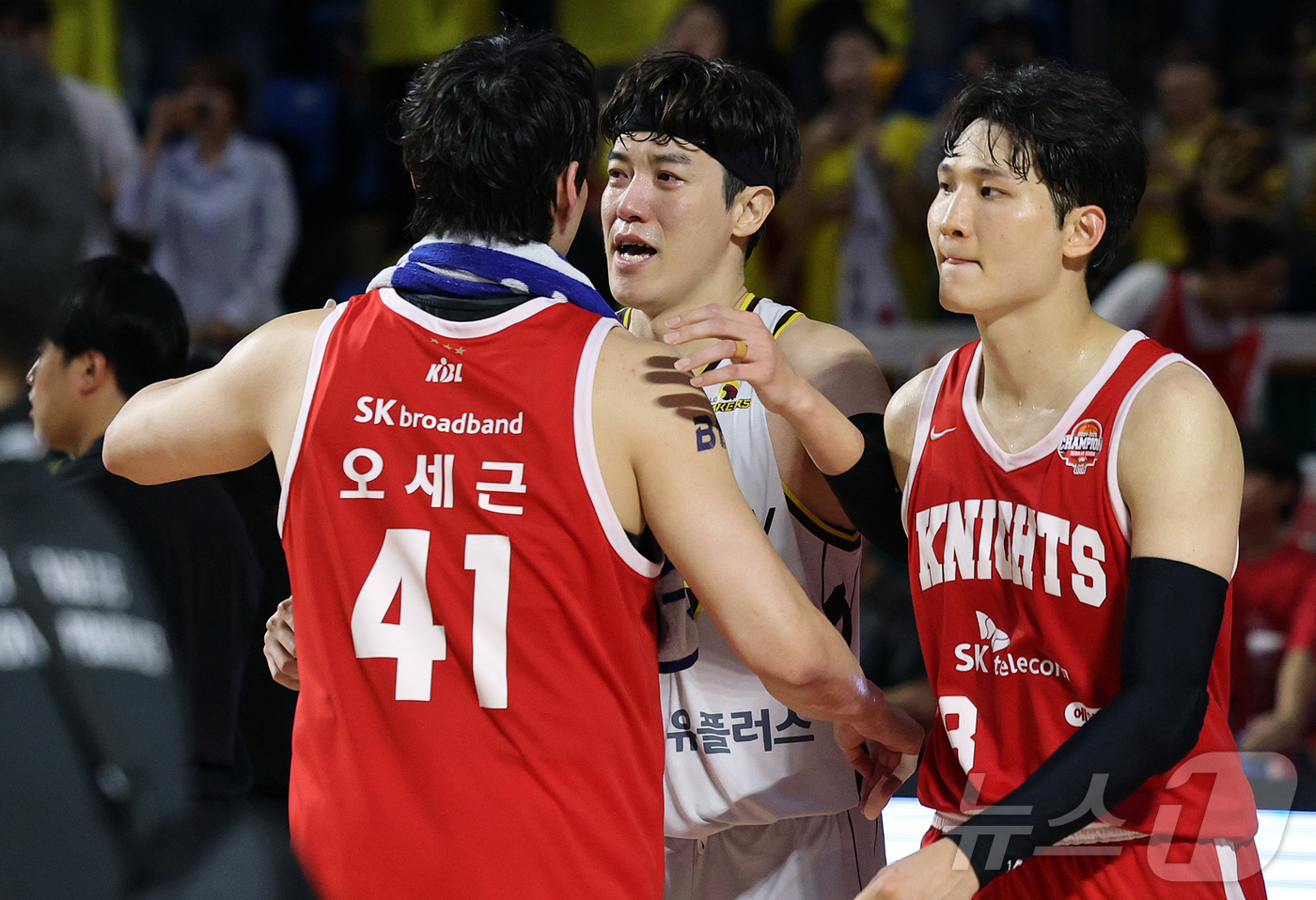 (서울=뉴스1) 김진환 기자 = 17일 오후 서울 송파구 잠실학생체육관에서 열린 '2024-25 KCC 프로농구 챔피언결정전 7차전' 서울 SK 나이츠와 창원 LG 세이커스의 경기 …