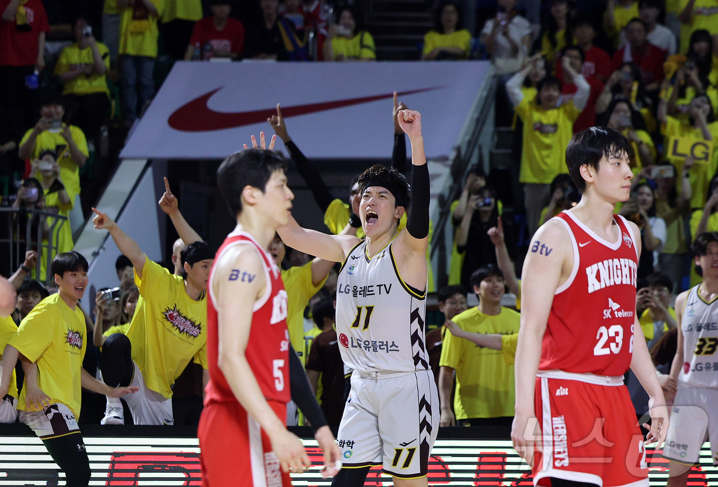 (서울=뉴스1) 김진환 기자 = 17일 오후 서울 송파구 잠실학생체육관에서 열린 '2024-25 KCC 프로농구 챔피언결정전 7차전' 서울 SK 나이츠와 창원 LG 세이커스의 경기 …