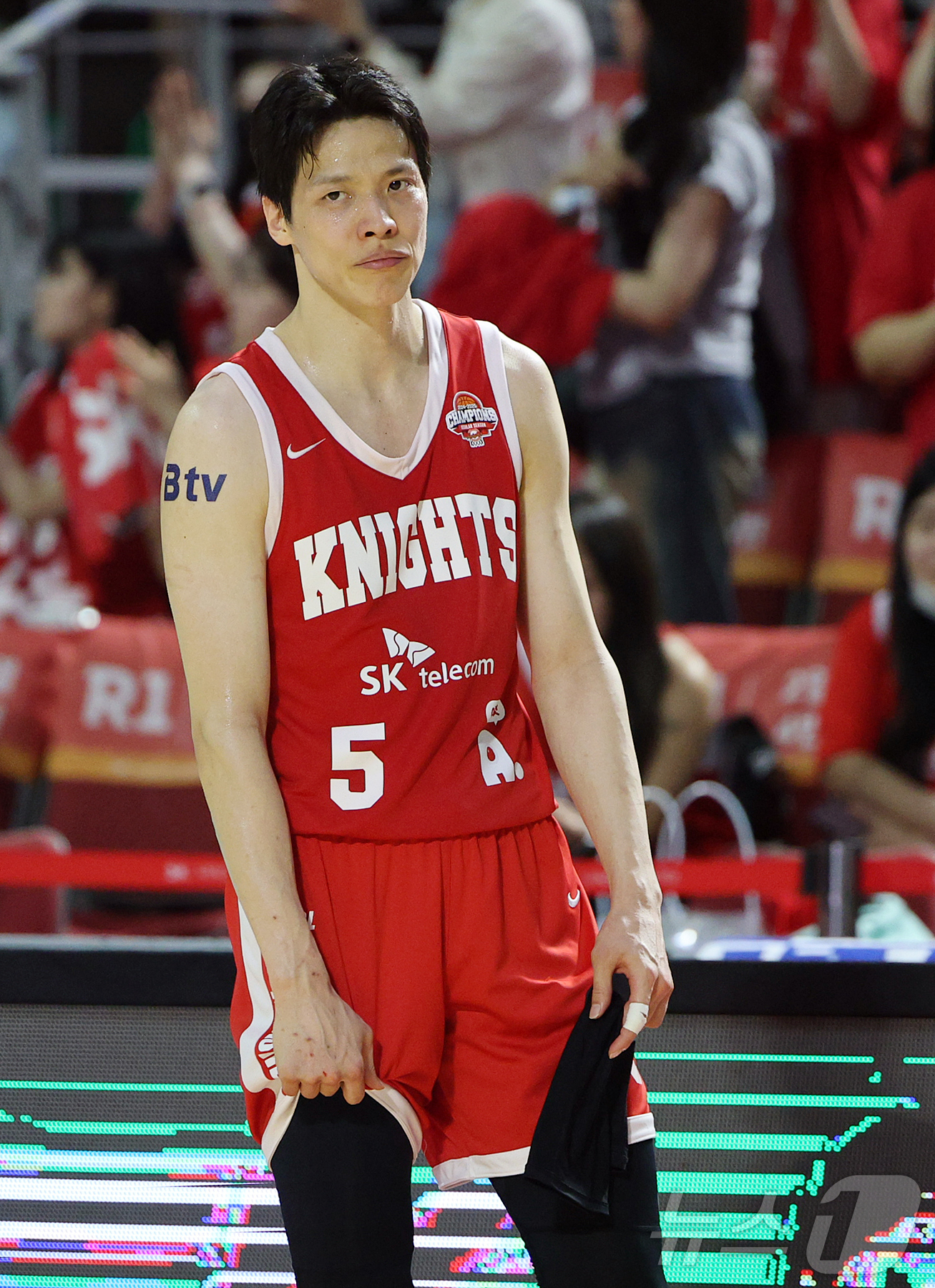 (서울=뉴스1) 김진환 기자 = 17일 오후 서울 송파구 잠실학생체육관에서 열린 '2024-25 KCC 프로농구 챔피언결정전 7차전' 서울 SK 나이츠와 창원 LG 세이커스의 경기 …