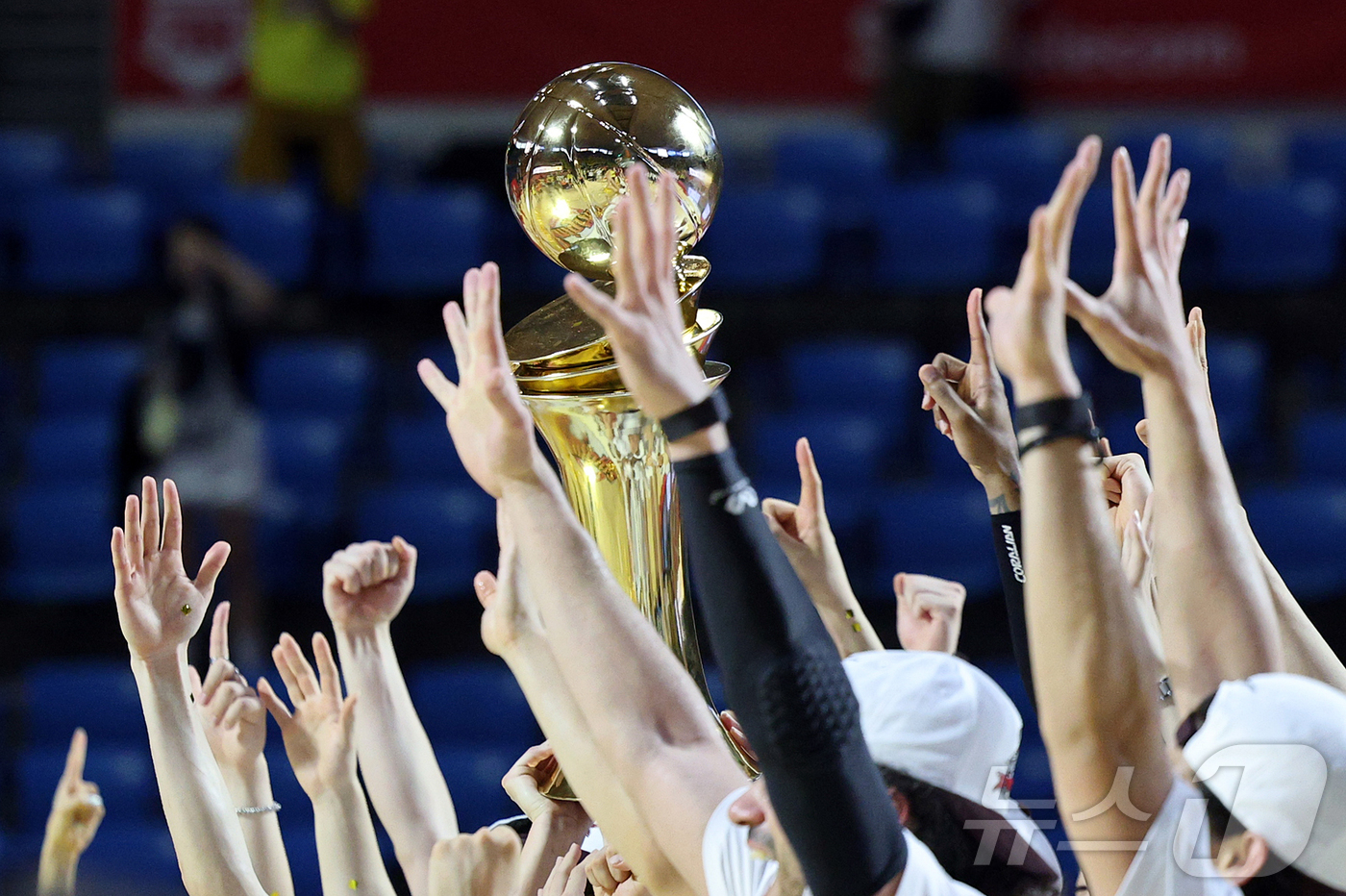 (서울=뉴스1) 김진환 기자 = 17일 오후 서울 송파구 잠실학생체육관에서 열린 '2024-25 KCC 프로농구 챔피언결정전 7차전' 서울 SK 나이츠와 창원 LG 세이커스의 경기 …