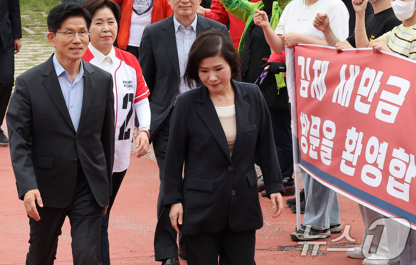 (김제=뉴스1) 이광호 기자 = 김문수 국민의힘 대통령 후보가 17일 오후 전북 김제시 한국농어촌공사 새만금33센터를 방문하고 있다. (공동취재) 2025.5.17/뉴스1