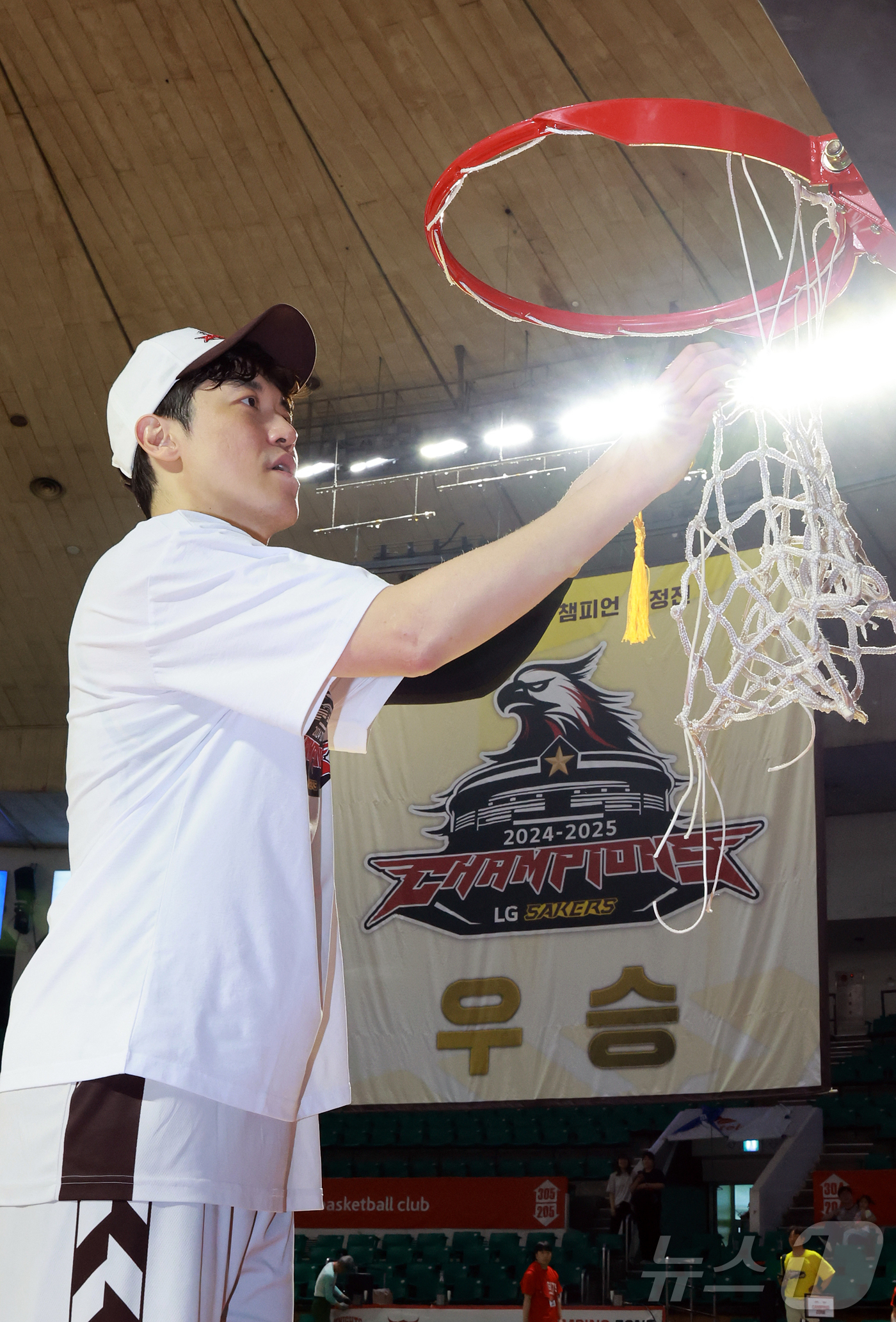 (서울=뉴스1) 김진환 기자 = 17일 오후 서울 송파구 잠실학생체육관에서 열린 '2024-25 KCC 프로농구 챔피언결정전 7차전' 서울 SK 나이츠와 창원 LG 세이커스의 경기 …
