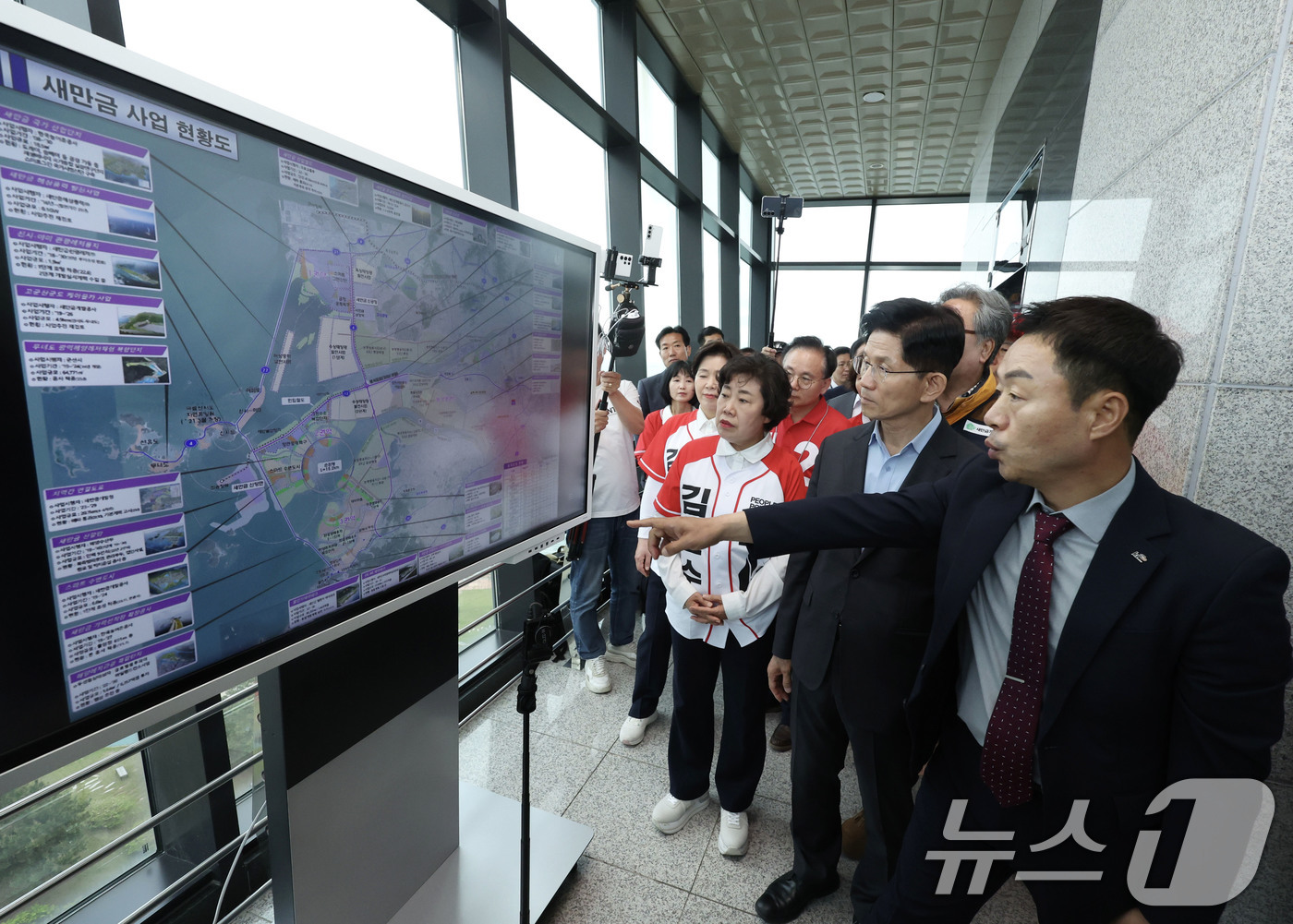 (김제=뉴스1) 이광호 기자 = 김문수 국민의 대통령 후보가 17일 전북 김제시 한국농어촌공사 새만금 33센터를 방문해 오재준 새만금 사업단장으로부터 새만금 사업 현황에 대한 설명 …