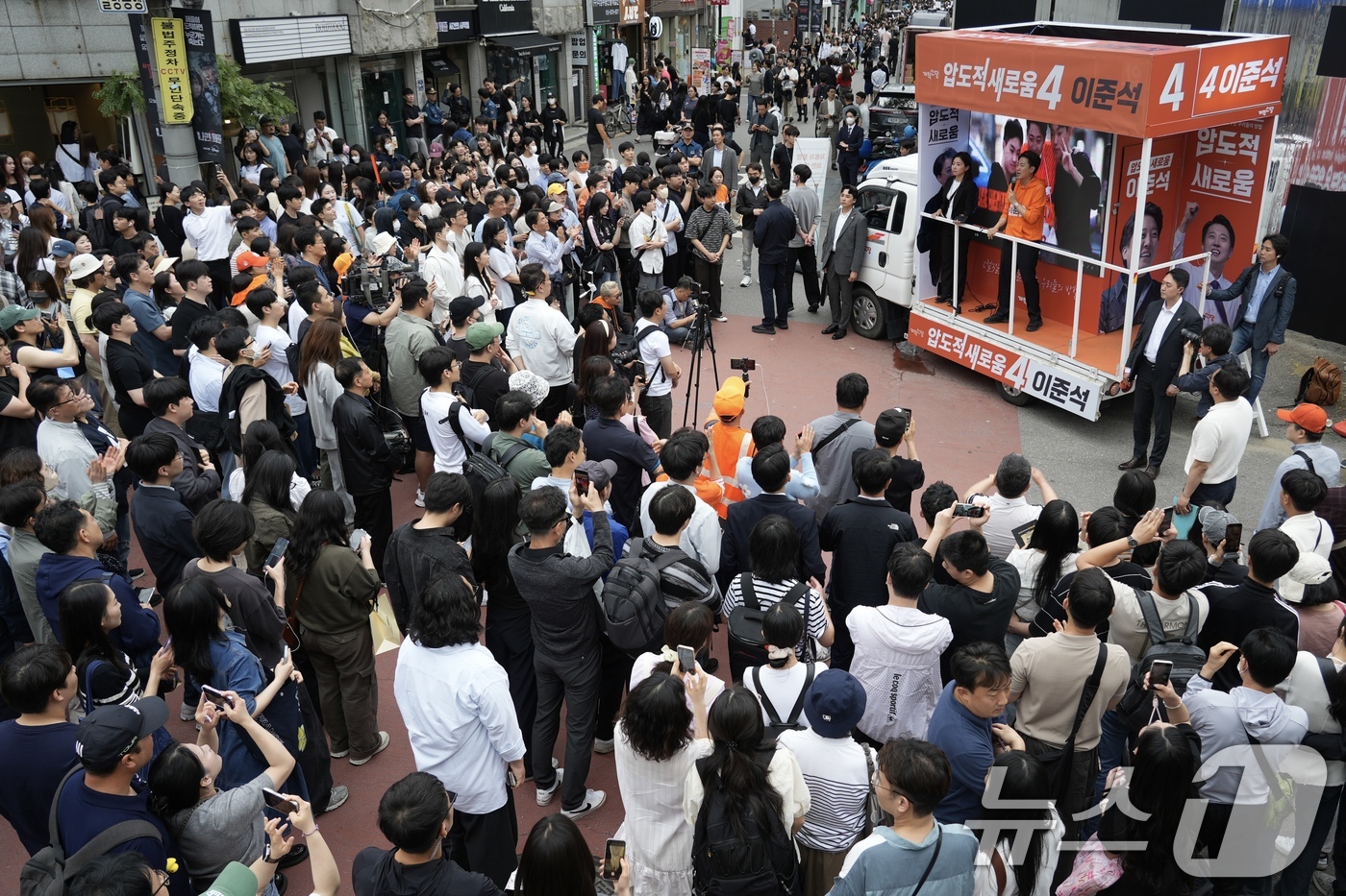 (서울=뉴스1) = 이준석 개혁신당 대통령 후보가 17일 오후 서울 성동구 성수동 카페거리에서 유세를 하고 있다. (이준석캠프 제공, 재판매 및 DB 금지)2025.5.17/뉴스1 …