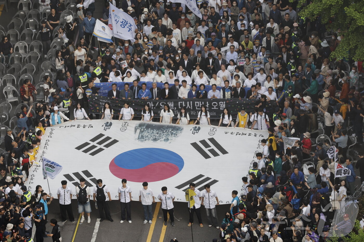 본문 이미지 - 5·18 민주화운동 45주년을 하루 앞두고 17일 오후 광주 동구 금남로 일대에서 전야행사가 진행되고 있다. 2025.5.17/뉴스1 ⓒ News1 김태성 기자