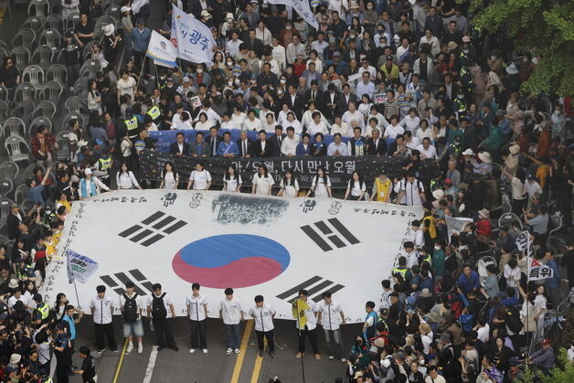 5·18 전야제 가득 메운 2만 인파…"오월은 아픔이자 희망"