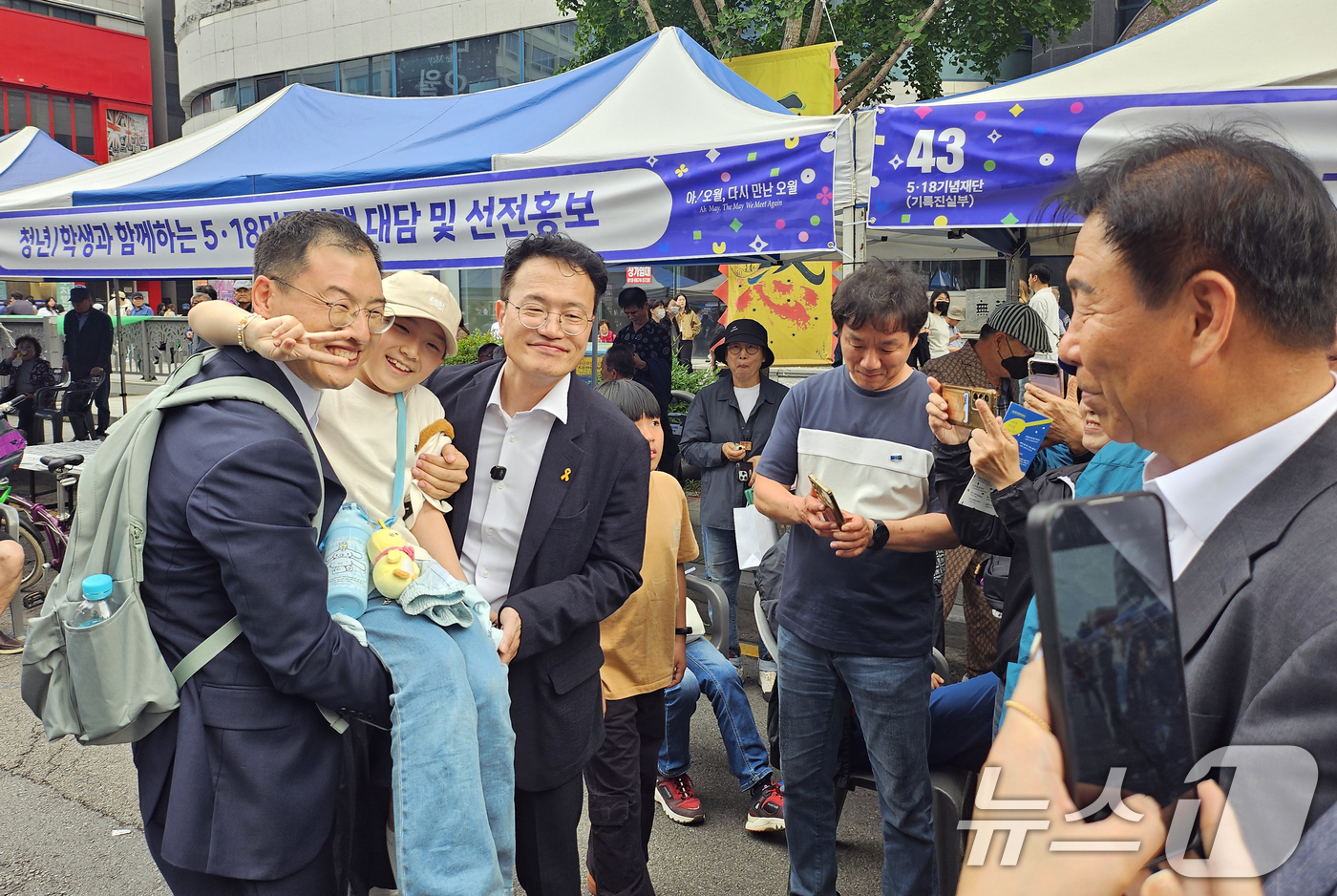 (광주=뉴스1) 이수민 기자 = 김상욱 무소속 의원과 박주민 더불어민주당 의원이 17일 광주 동구 금남로 거리에서 시민들과 인사하고 있다. 2025.5.17/뉴스1