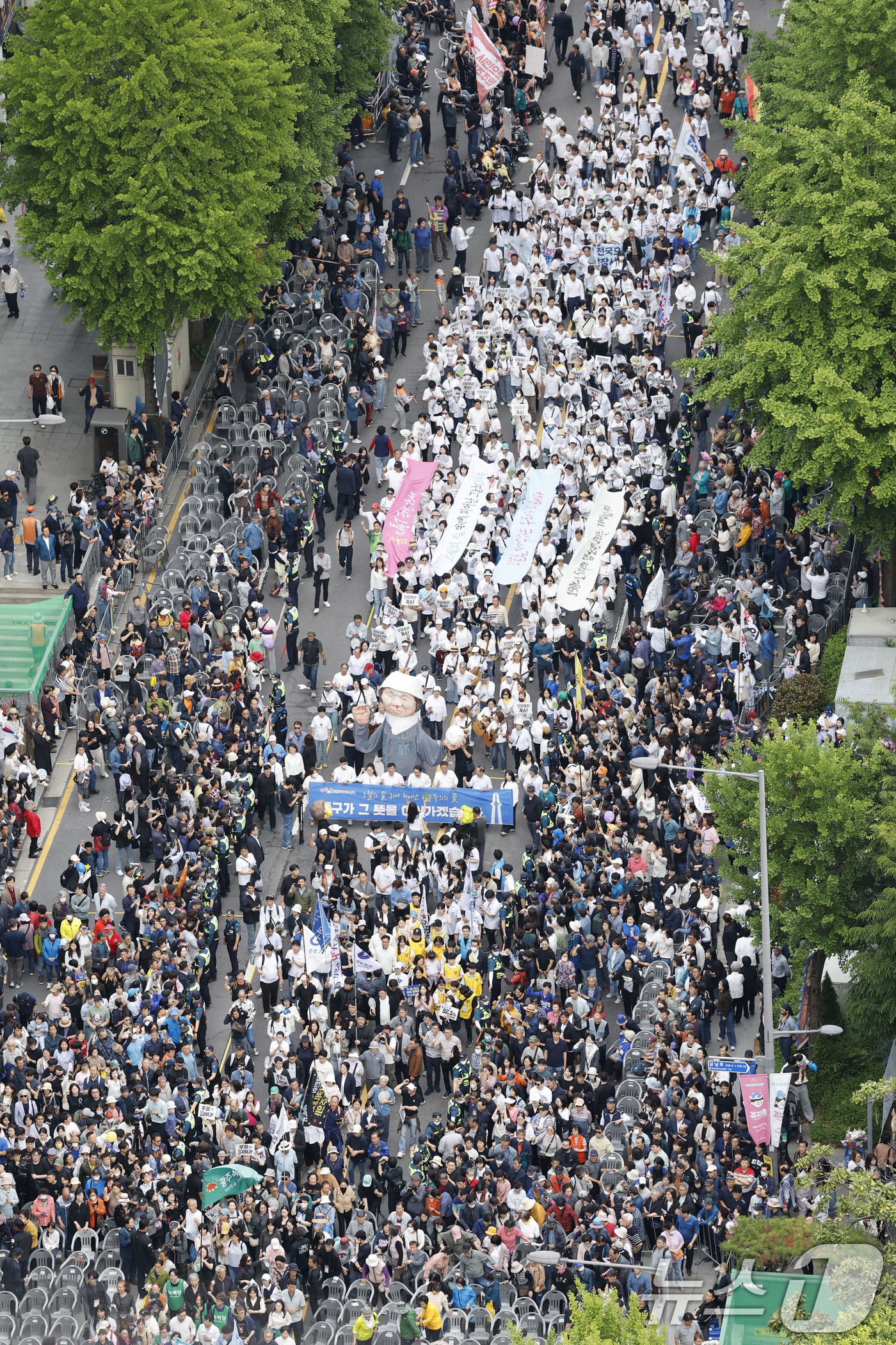 (광주=뉴스1) 김태성 기자 = 5·18 민주화운동 45주년을 하루 앞두고 17일 오후 광주 동구 금남로 일대에서 전야행사가 진행되고 있다.광주역과 전남대, 조선대 등지에서 출발한 …