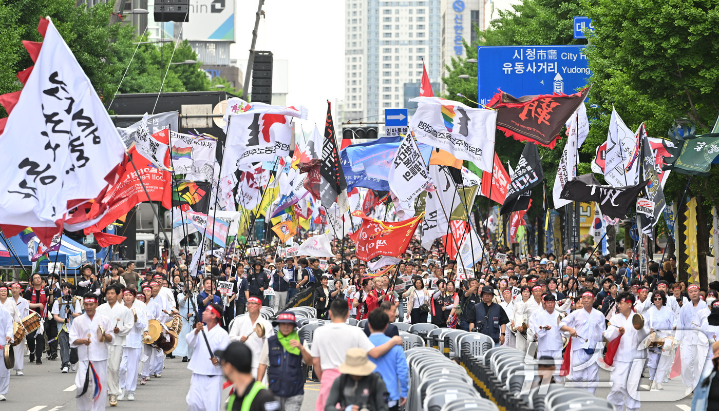 (광주=뉴스1) 김태성 기자 = 민주노총 광주전남본부 등 노동단체들이 17일 오후 광주 동구 금남로에서 열리는 5.18민주화운동 46주기 전야제 민주평화대행진에 참여하고 있다. 2 …