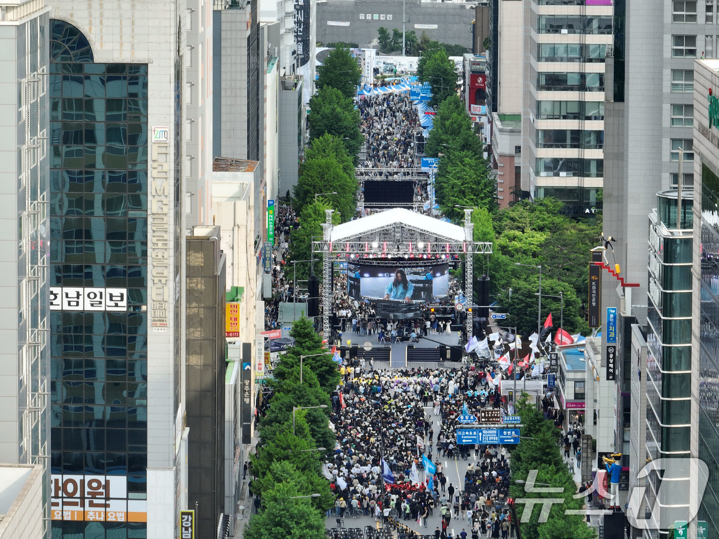 (광주=뉴스1) 김태성 기자 = 5·18 민주화운동 45주년을 하루 앞두고 17일 오후 광주 동구 금남로 일대에서 전야행사가 진행되고 있다.  2025.5.17/뉴스1
