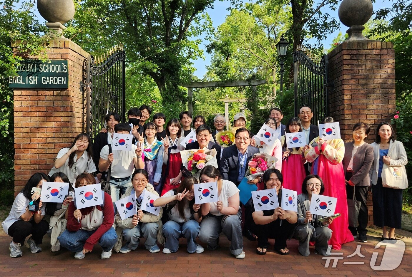 본문 이미지 - 대한수의사회 관계자들이 13일 일본 후쿠오카 츠즈키학원을 방문해 유학생들과 기념사진을 찍고 있다. ⓒ 뉴스1