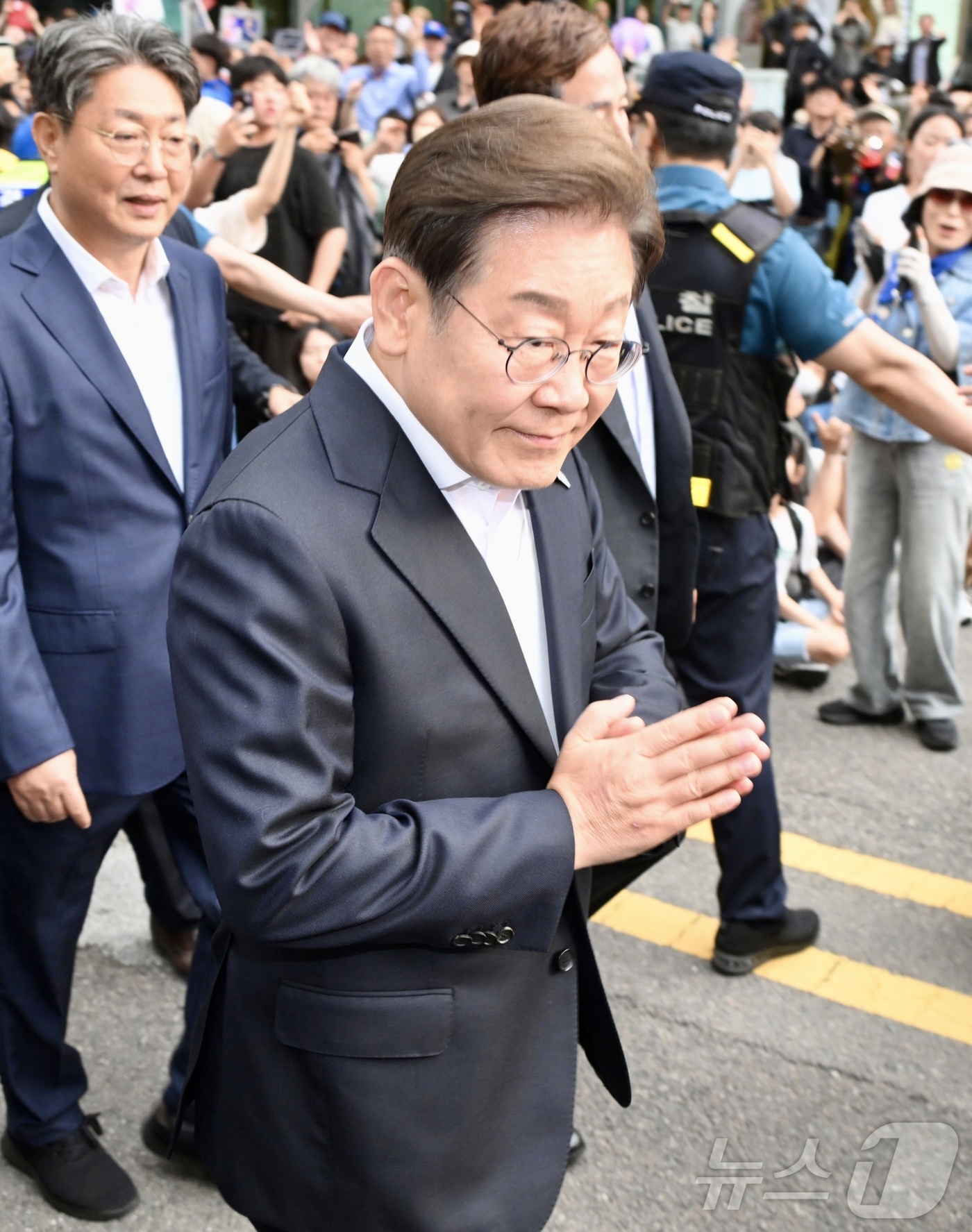 (광주=뉴스1) 김태성 기자 = 이재명 더불어민주당 대통령 후보가 5.18 민주화운동기념일을 하루 앞둔 17일 광주 동구 금남로에서 열린 ‘제45주기 5.18 전야제’에 참석하고 …