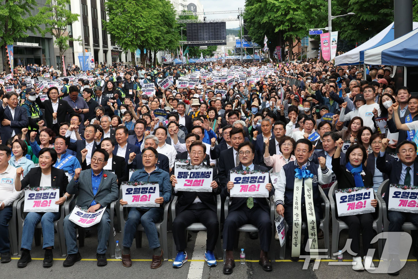 (광주=뉴스1) 김태성 기자 = 17일 오후 광주 동구 금남로에서 5·18민주화운동 45주기 전야제가 열려 우원식 국회의장, 이재명 더불어민주당 대통령 후보를 비롯한 참석자들이 구 …