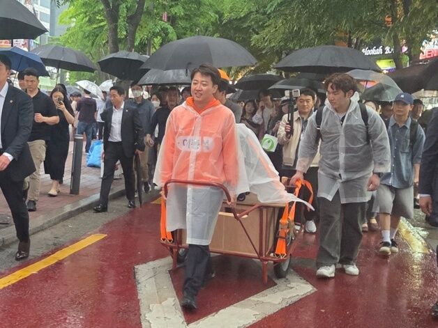 이준석 '이재명 지지' 보수 인사들에 "바람에 먼저 눕는 사람들"