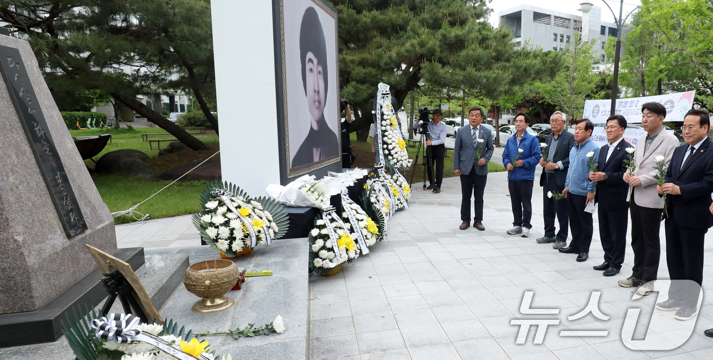 (전주=뉴스1) 유경석 기자 = 제45주년 5·18 민중항쟁 전북기념식 및 이세종 열사 추모식이 열린 17일 전북 전주시 전북대학교 이세종 광장에서 참석자들이 헌화를 하고 있다. …