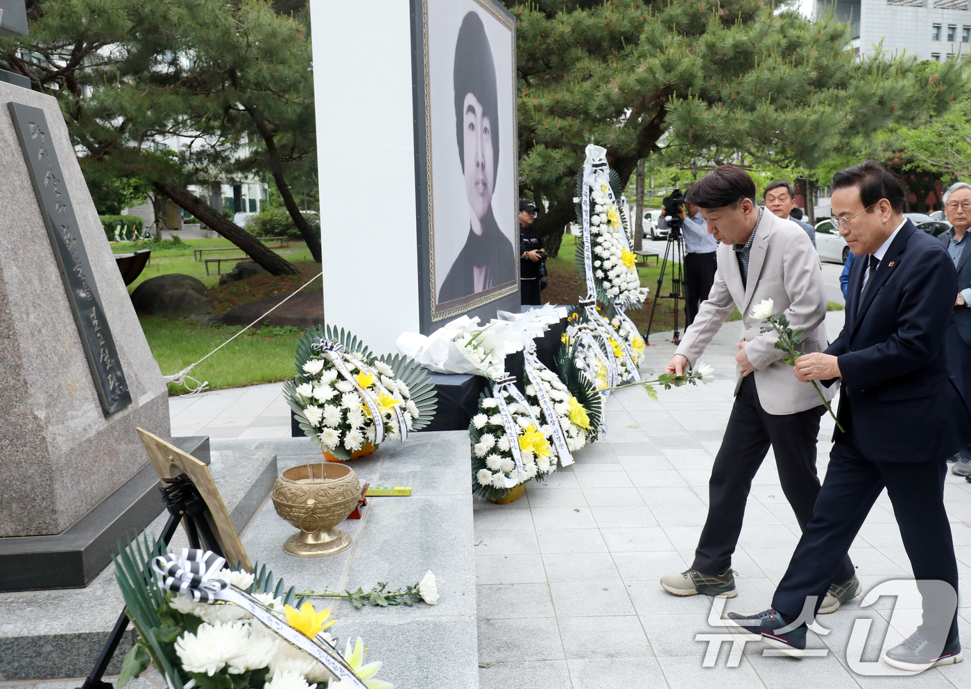 (전주=뉴스1) 유경석 기자 = 제45주년 5·18 민중항쟁 전북기념식 및 이세종 열사 추모식이 열린 17일 전북 전주시 전북대학교 이세종 광장에서 서거석 전북특별자치도교육감(오른 …