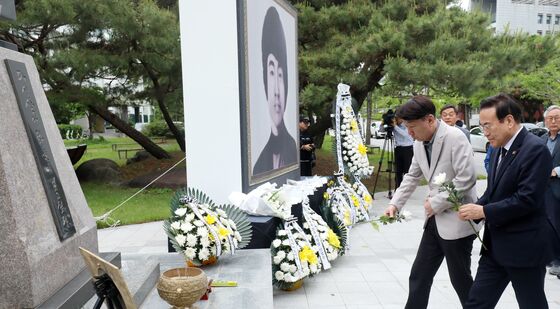 헌화하는 서거석 교육감과 우범기 시장