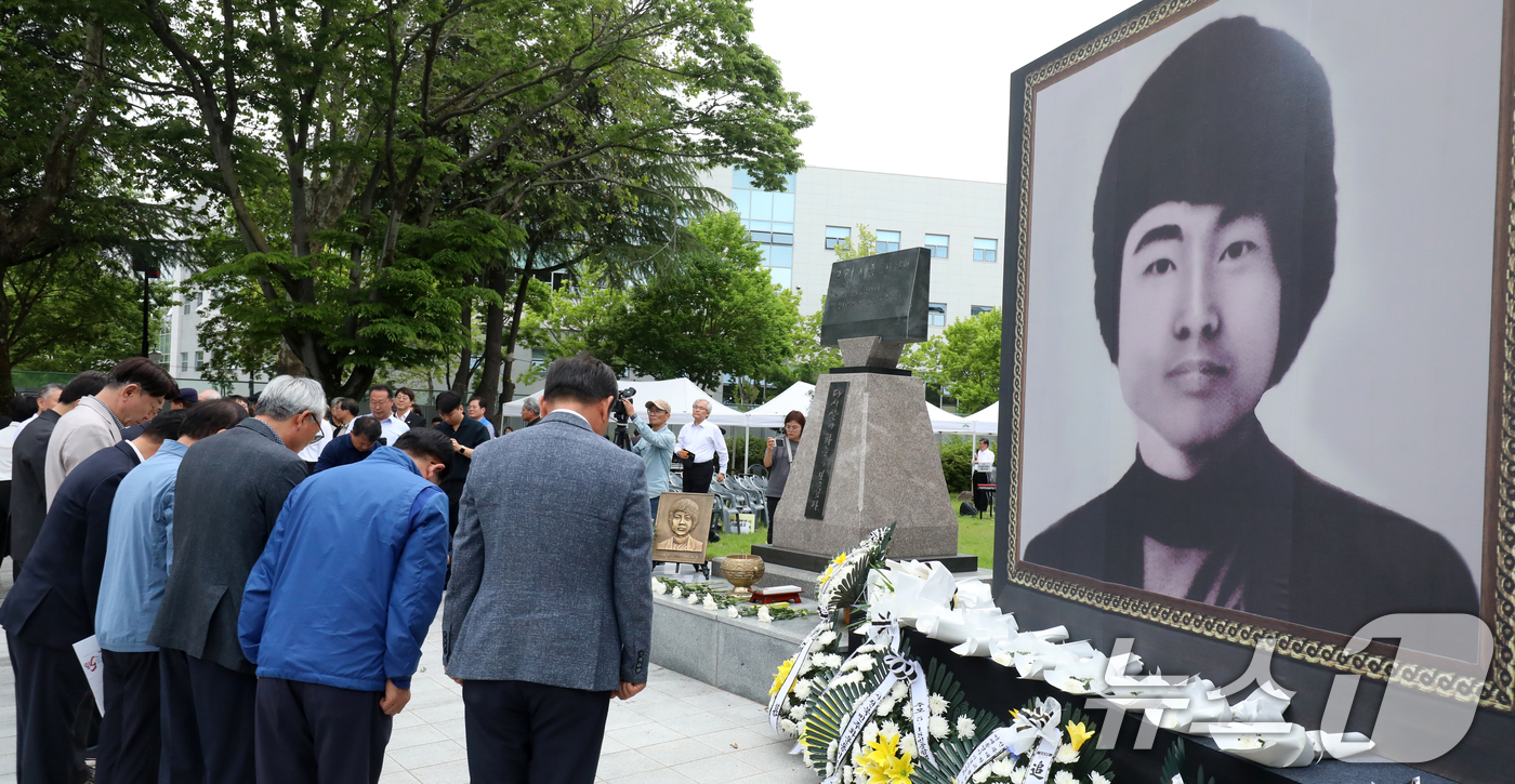 (전주=뉴스1) 유경석 기자 = 제45주년 5·18 민중항쟁 전북기념식 및 이세종 열사 추모식이 열린 17일 전북 전주시 전북대학교 이세종 광장에서 참석자들이 헌화를 하고 있다. …