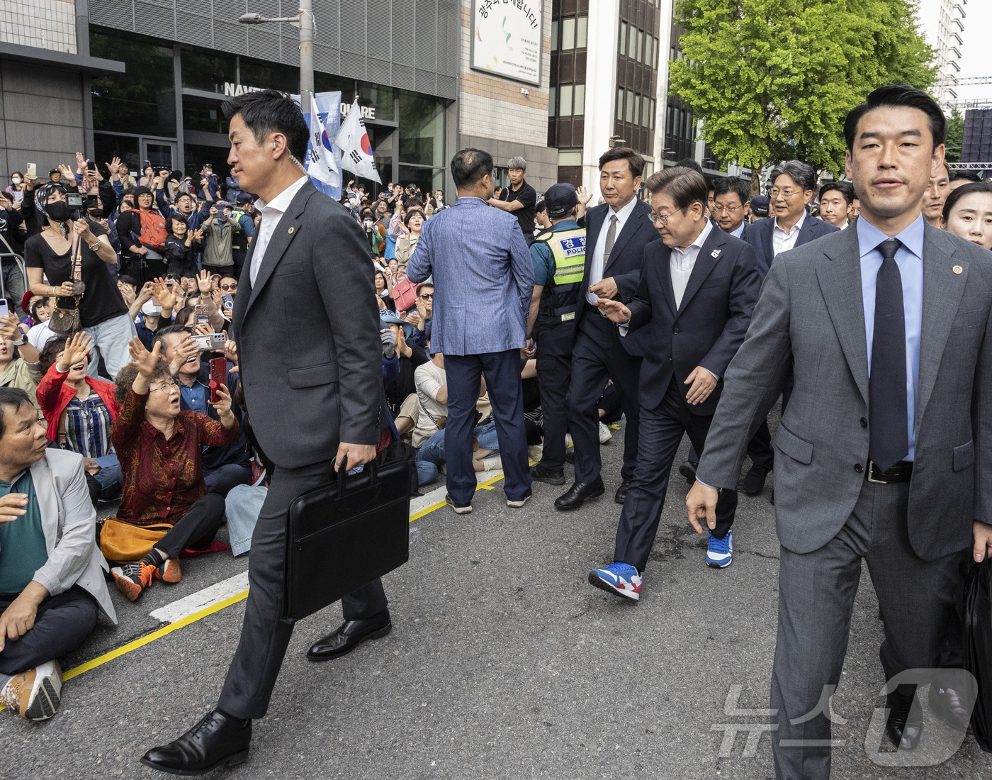 (광주=뉴스1) 이재명 기자 = 이재명 더불어민주당 대통령 후보가 17일 광주광역시 동구 금남로에서 열린 5·18 광주민주화운동 45주기 전야제에 입장하다 시민들과 인사하고 있다. …